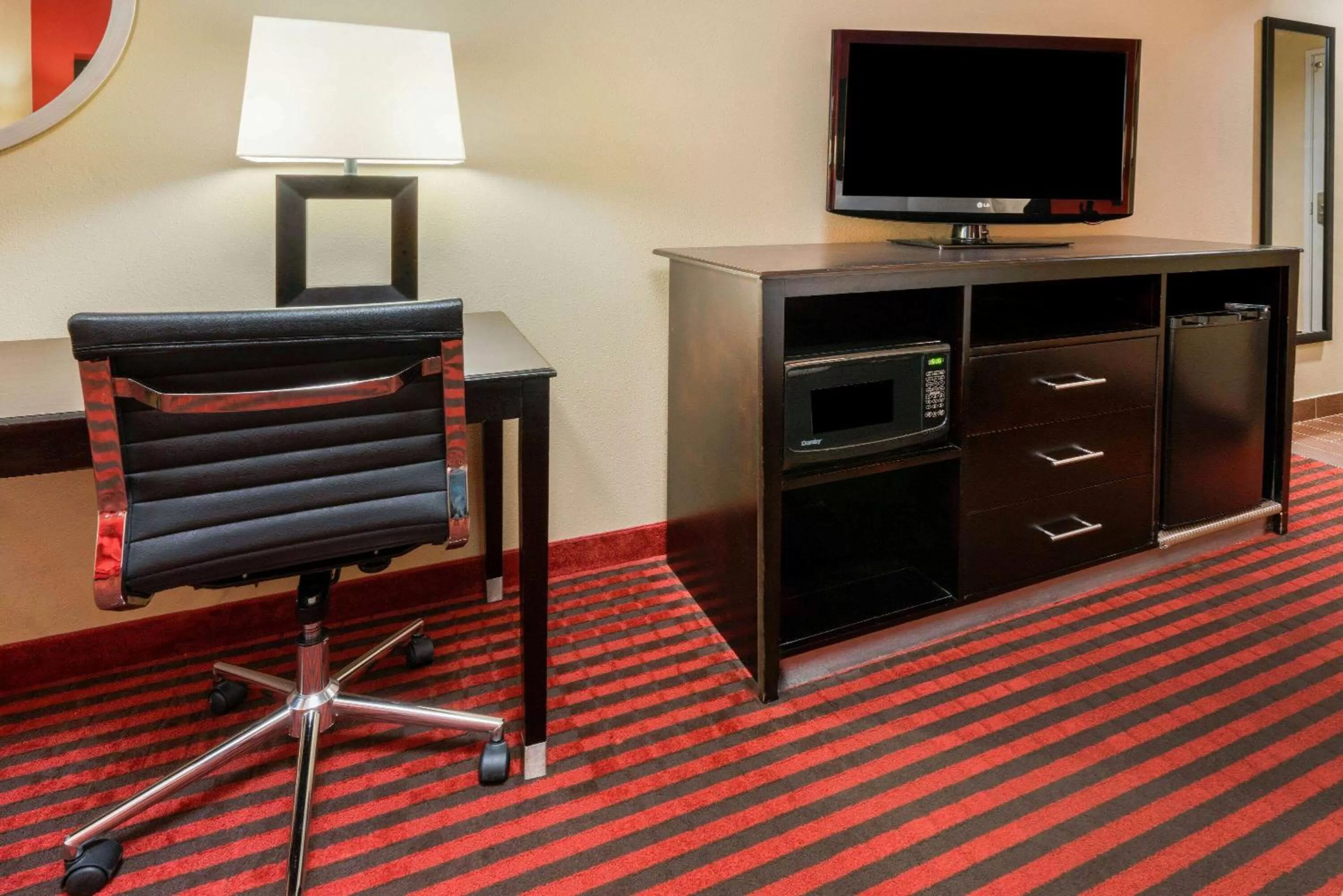 Photo of the whole room in La Quinta by Wyndham Boutte