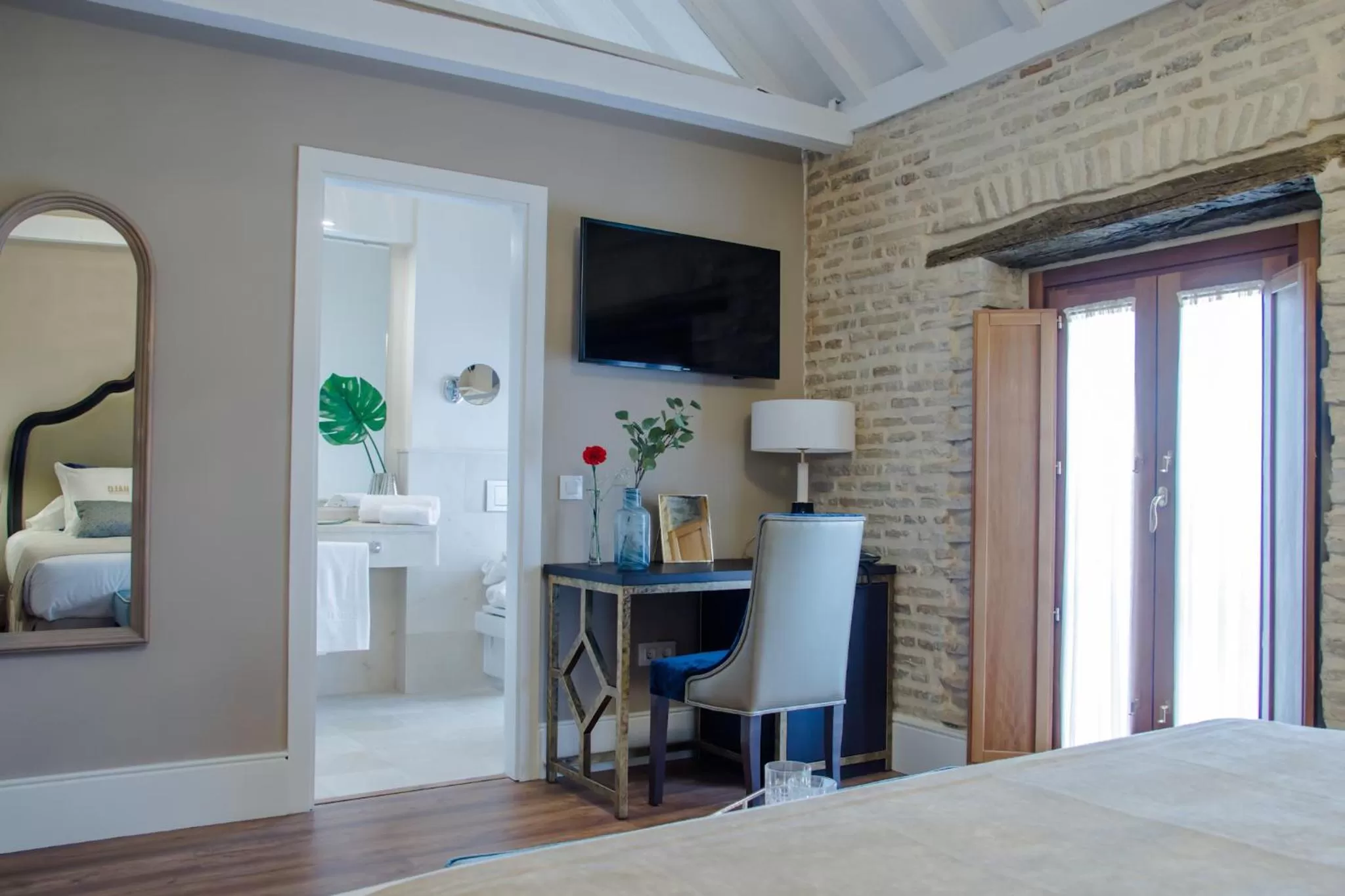 Photo of the whole room, Bed in Halo Boutique Hotel