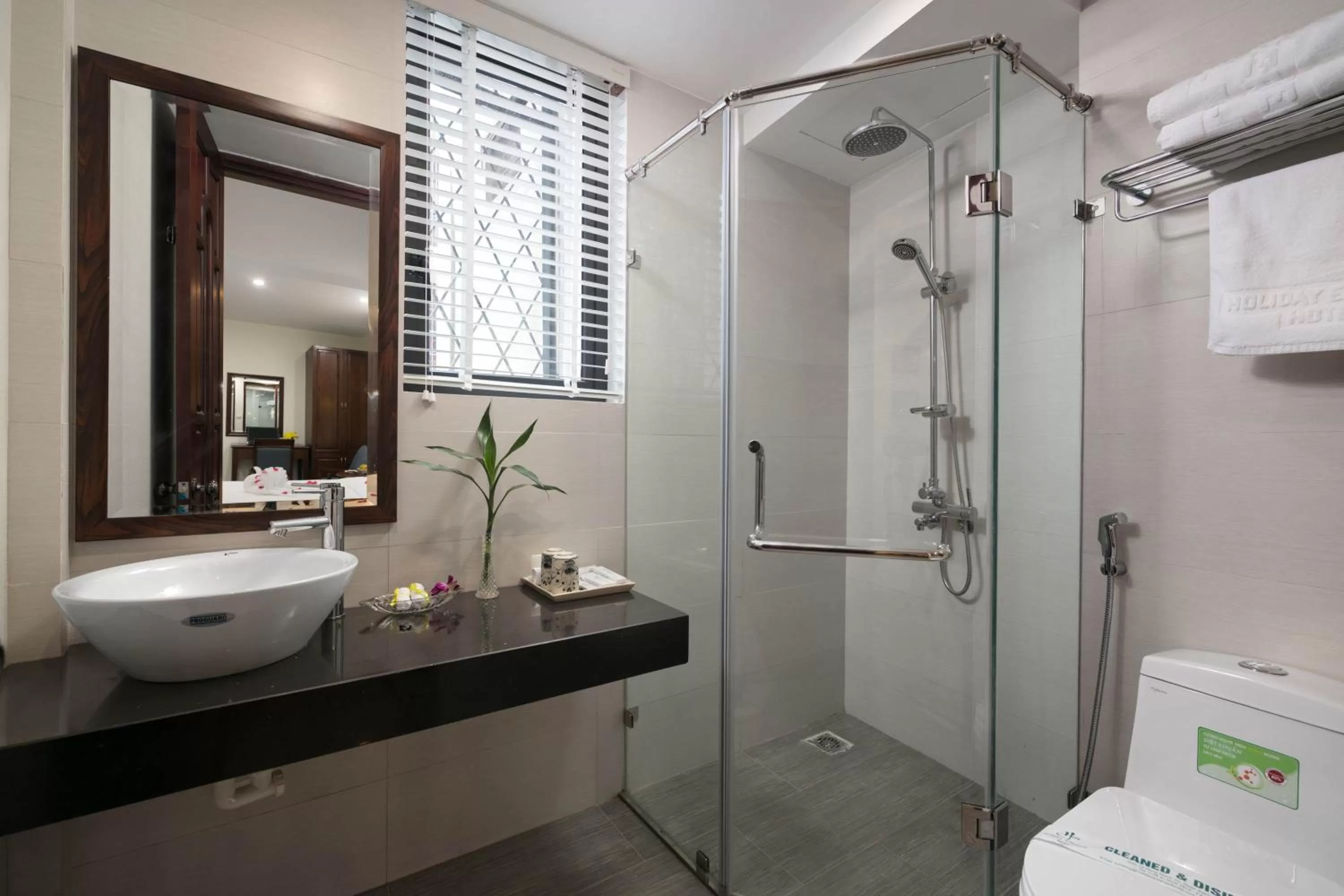 Bathroom in Holiday Emerald Hotel