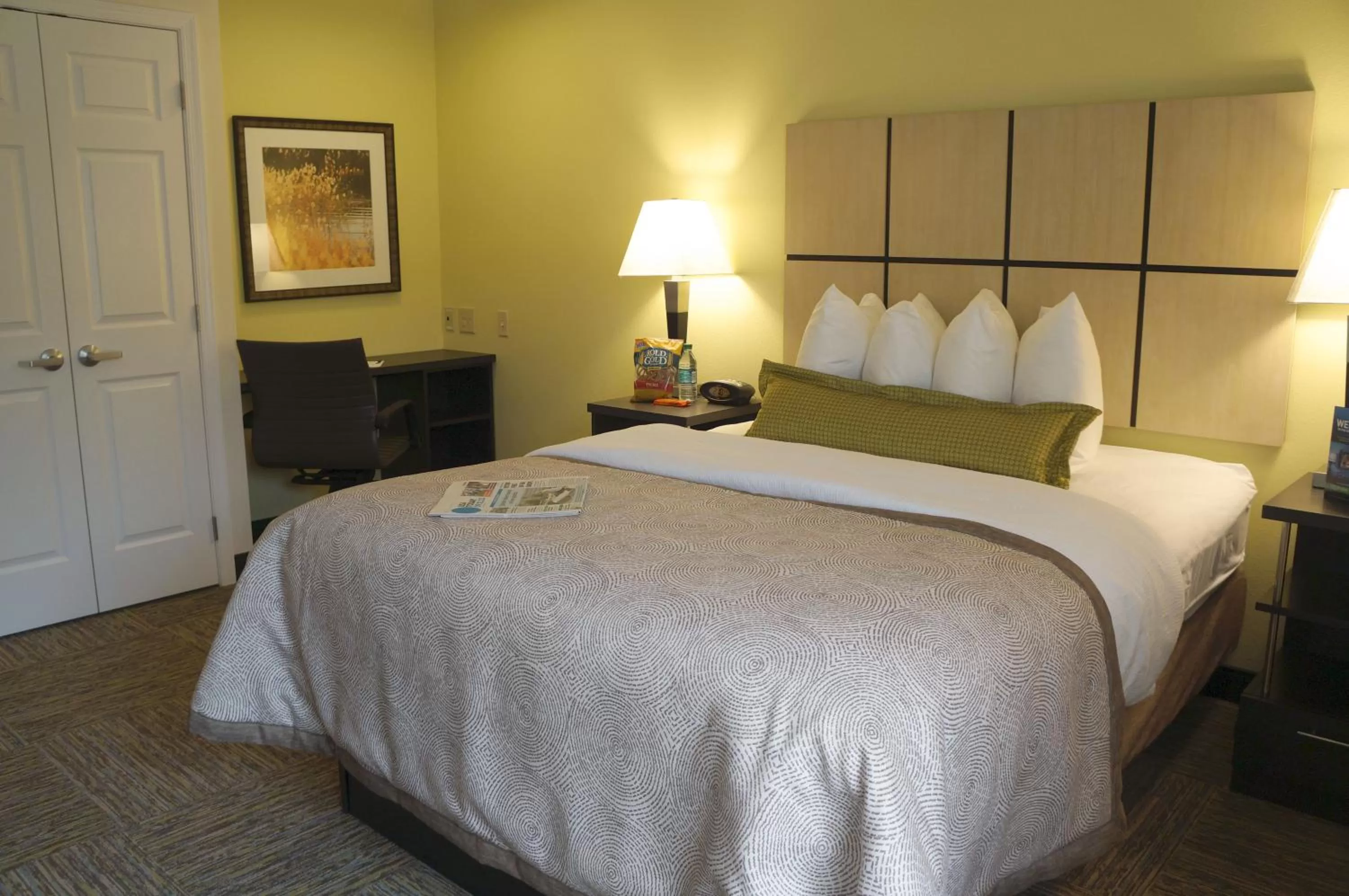 Photo of the whole room, Bed in Candlewood Suites Harrisburg-Hershey by IHG