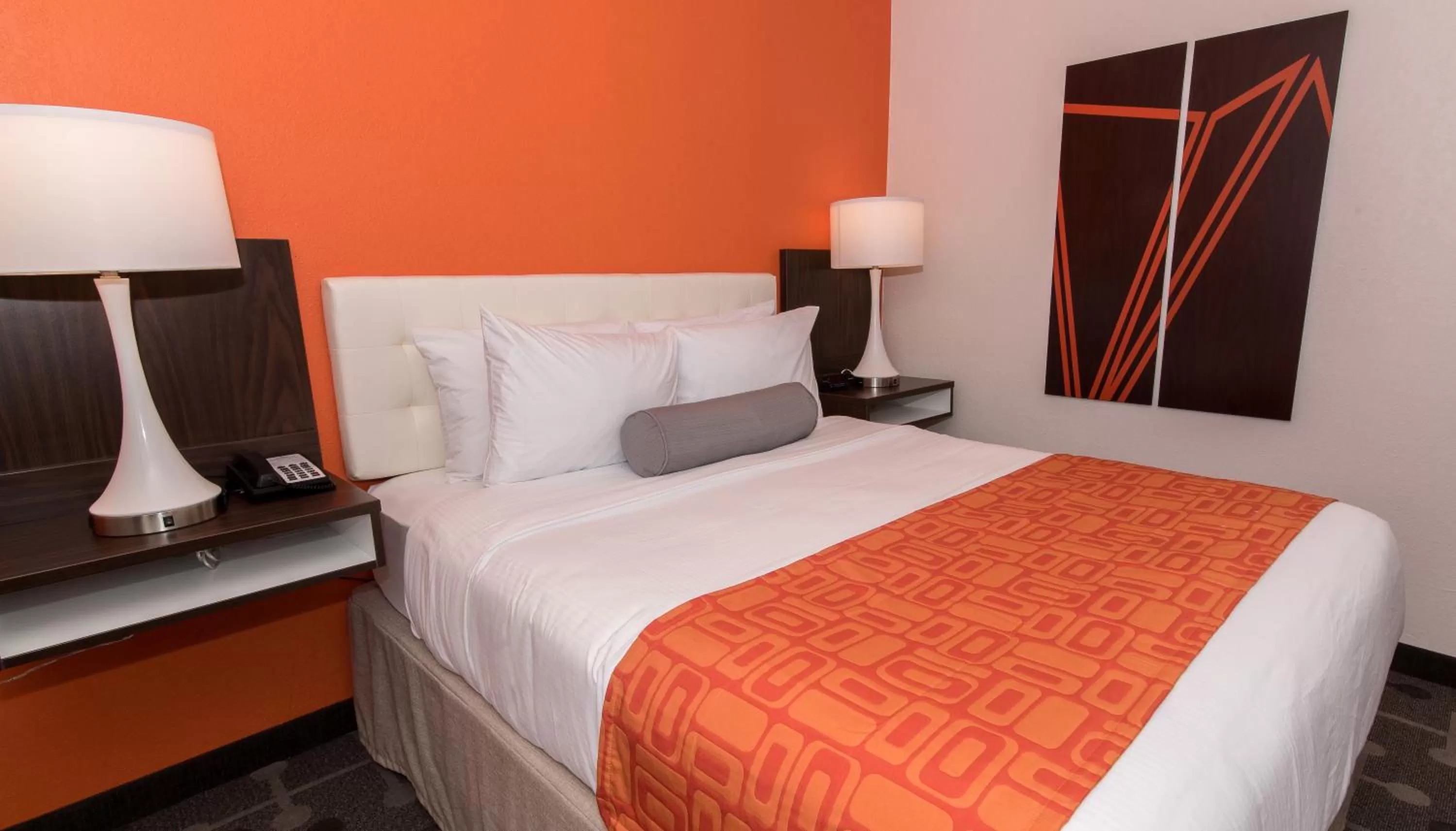 Bed in Howard Johnson by Wyndham Portsmouth