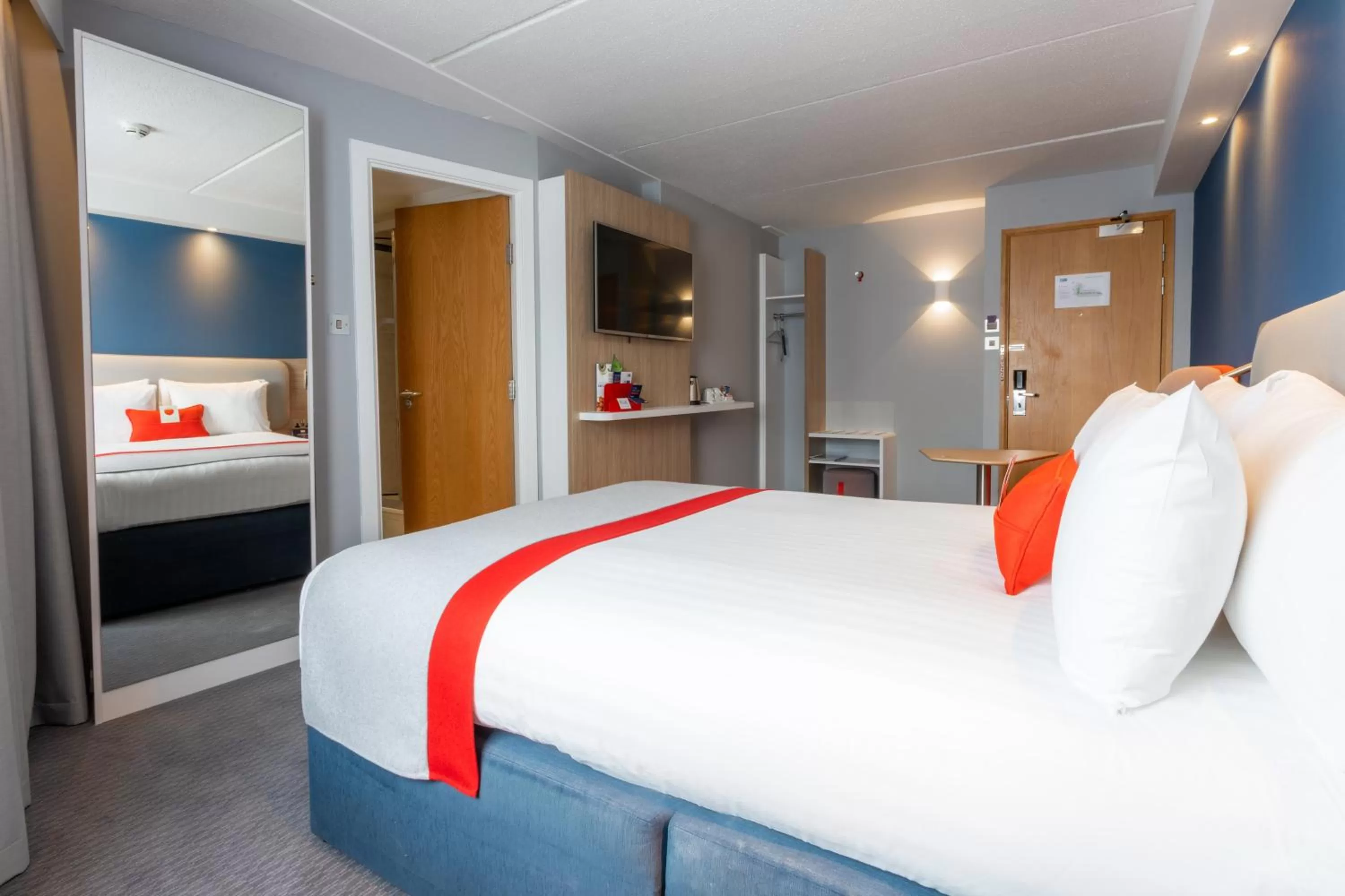 Photo of the whole room, Bed in Holiday Inn Express - Glasgow - City Ctr Theatreland by IHG