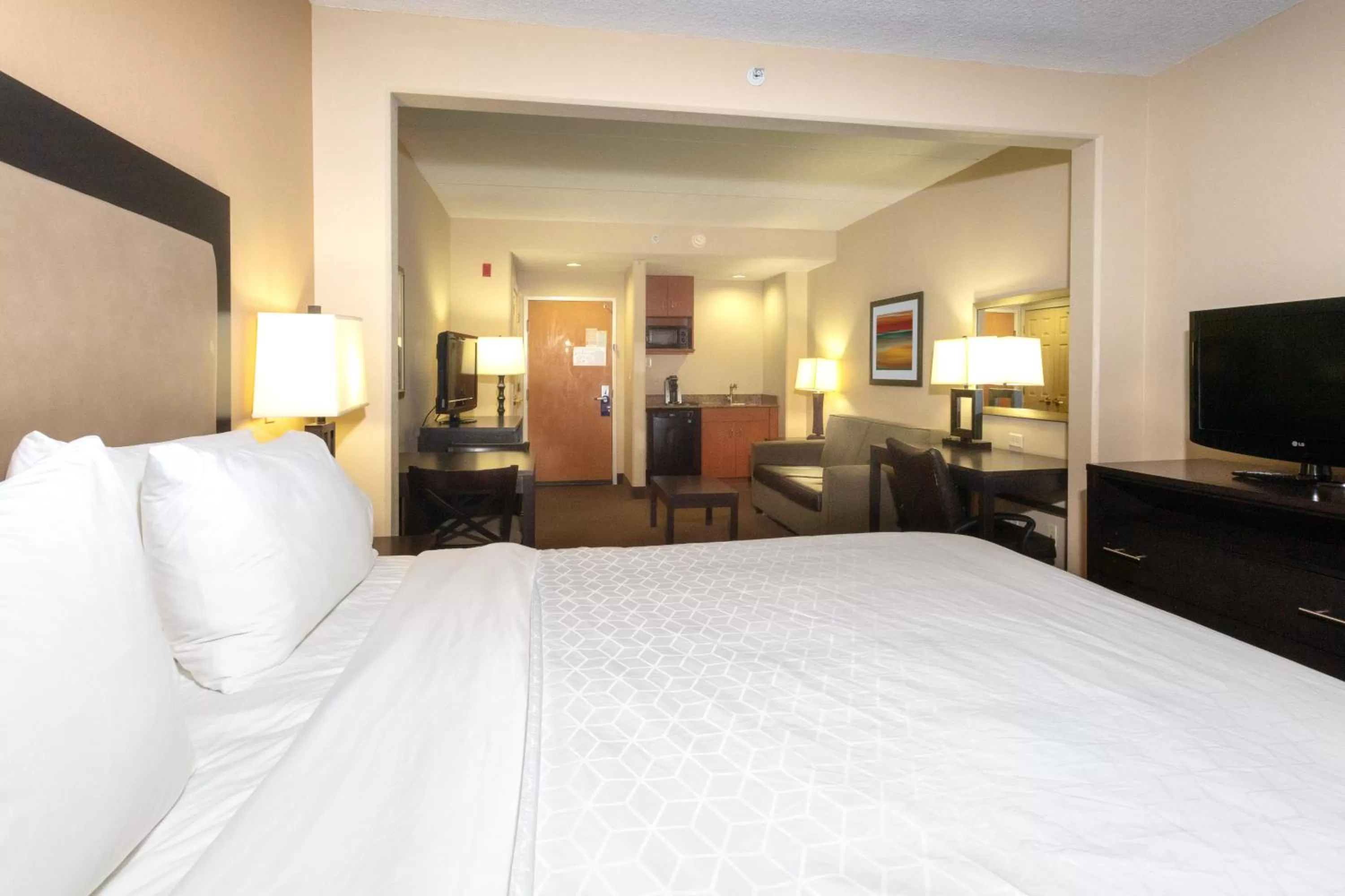 Photo of the whole room, Bed in Holiday Inn Express Hotel & Suites Jacksonville Airport by IHG