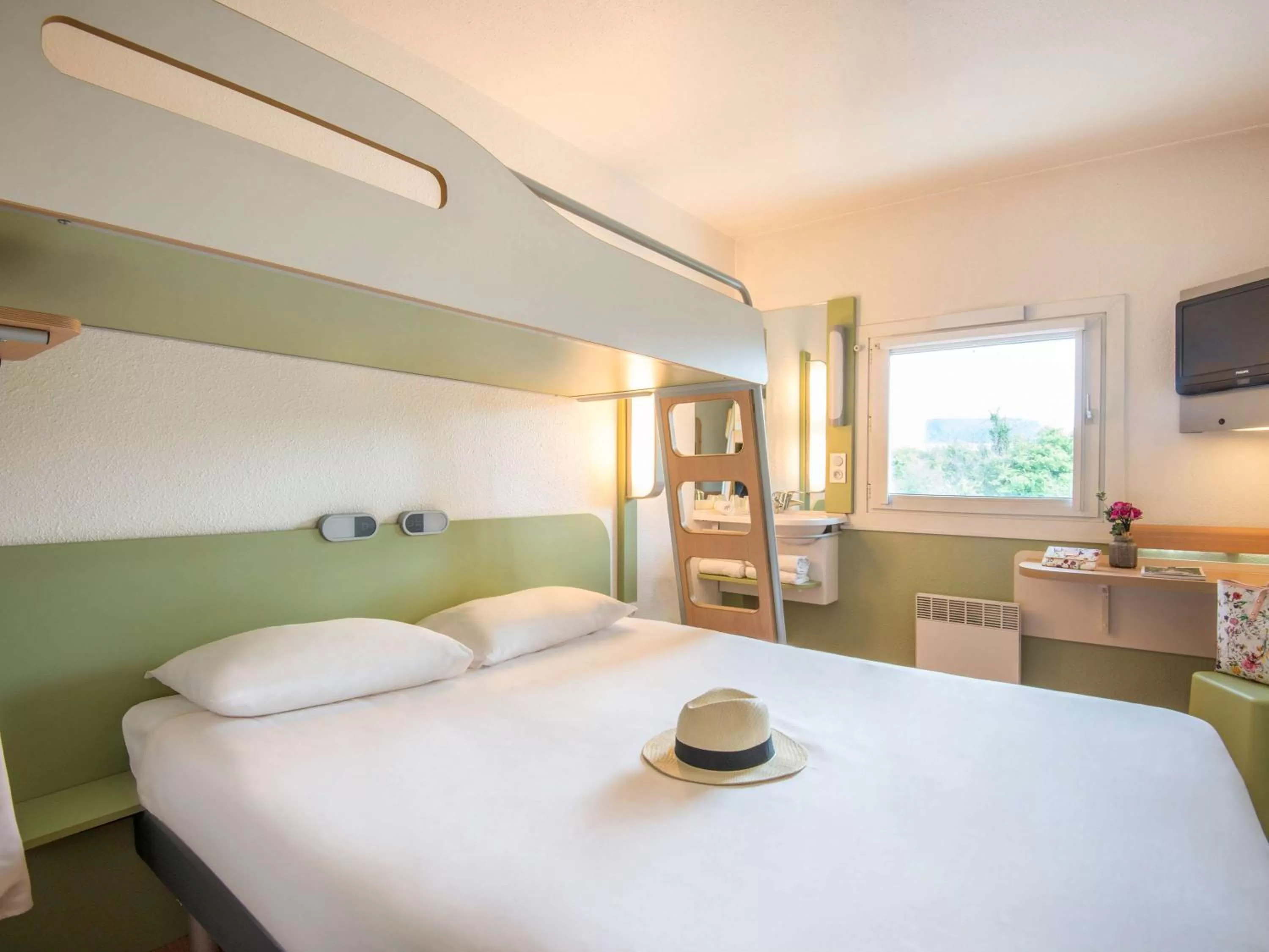 Photo of the whole room in IBIS Budget Aix en Provence Est Le Canet