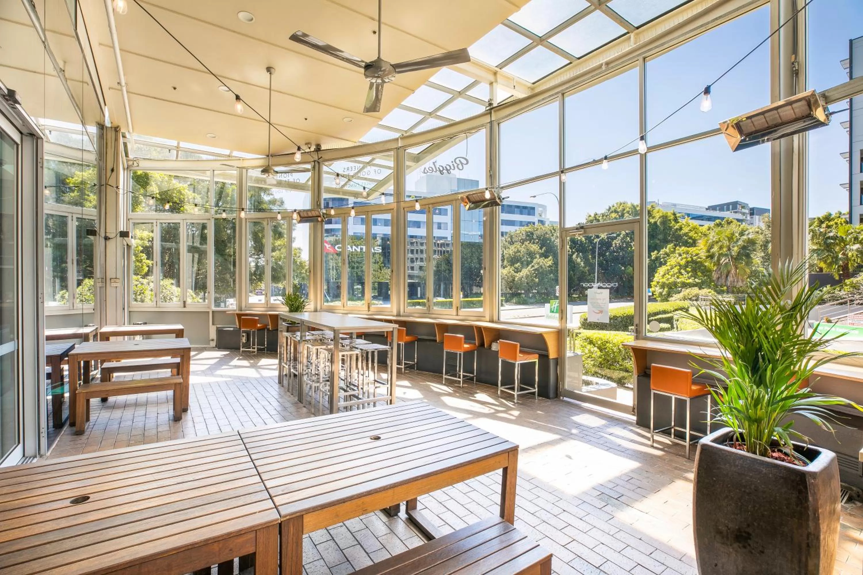 Restaurant/places to eat in Crowne Plaza Sydney Airport by IHG