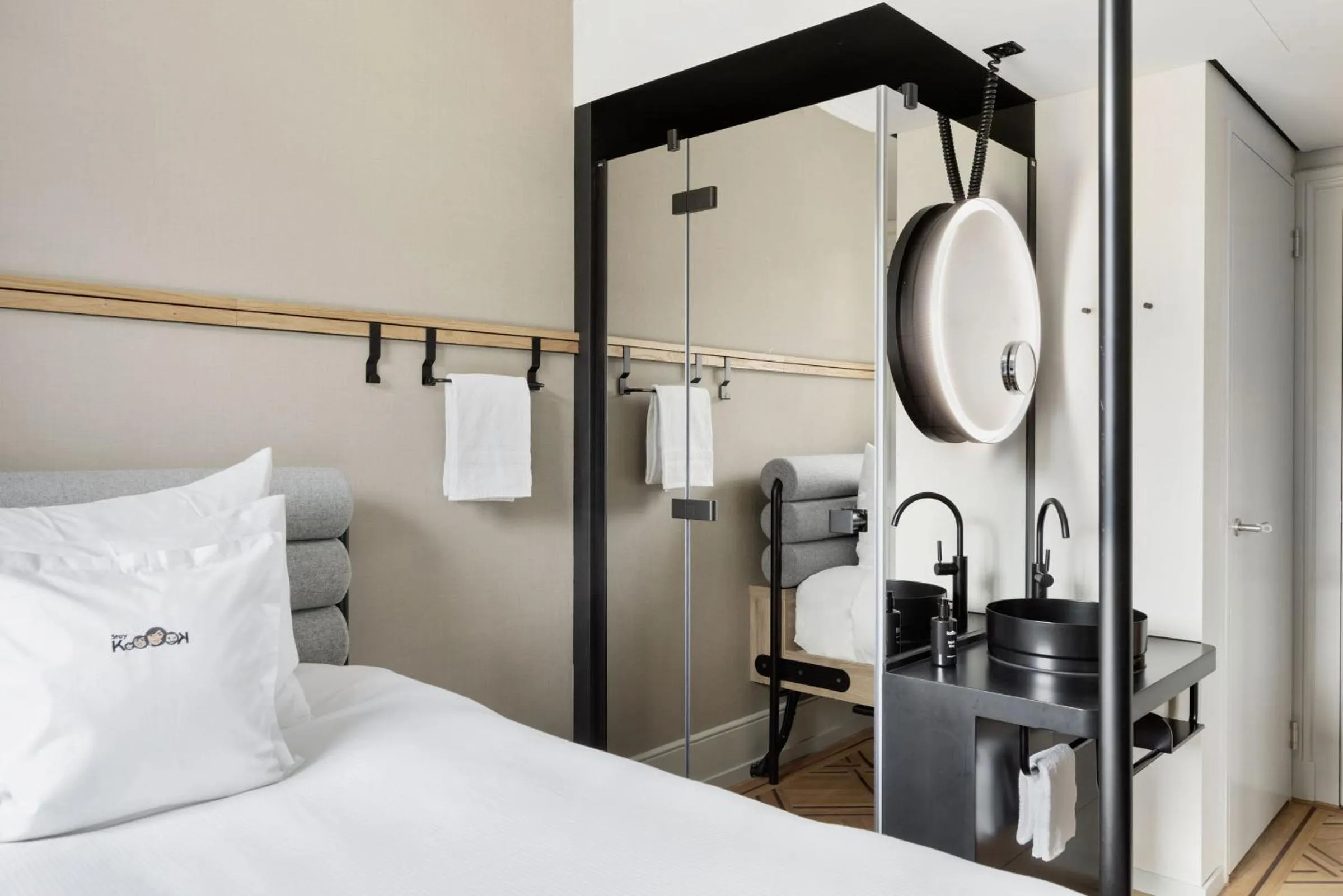 Shower, Bed in Stay KooooK Bern City - Online Check In