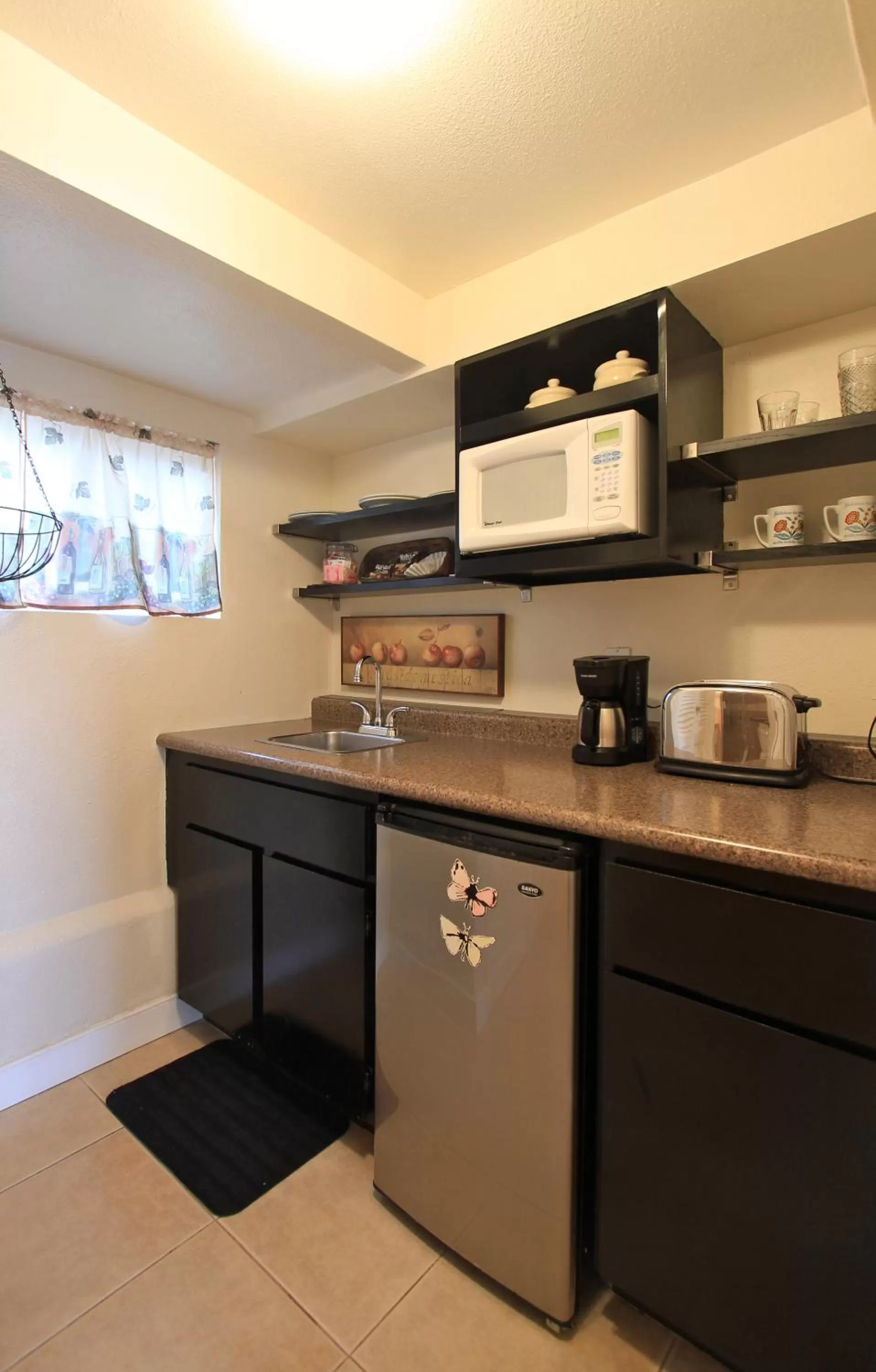 King Room with Kitchenette in The Tides Laguna Beach