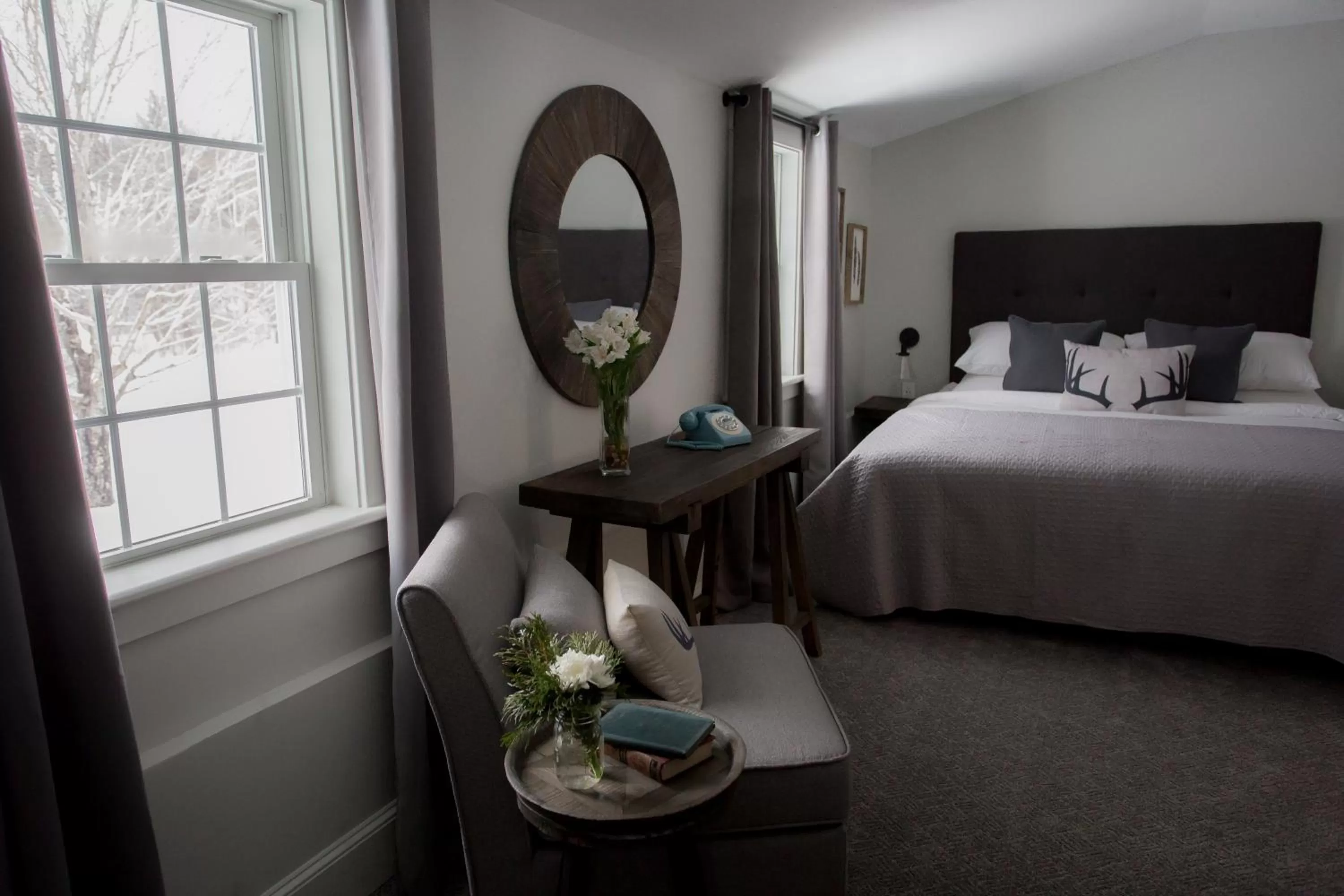 Photo of the whole room, Bed in Mountain Meadows Lodge