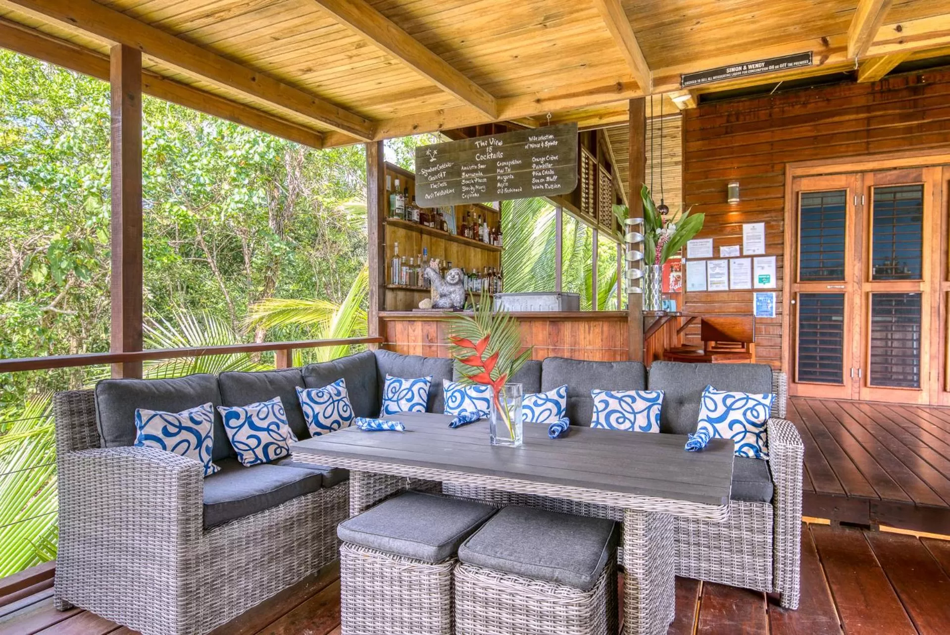 Restaurant/places to eat in Oasis Bluff Beach