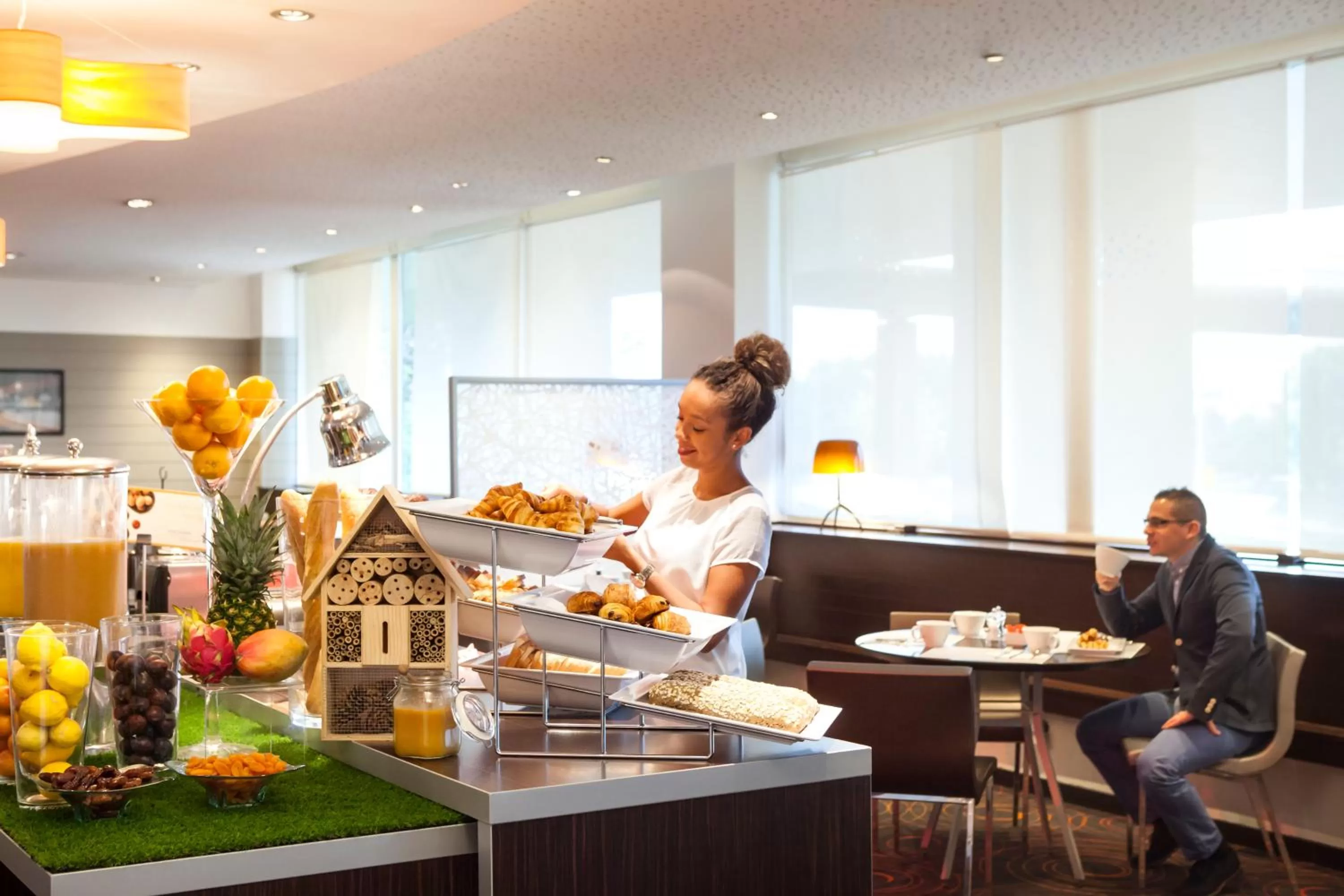 Restaurant/places to eat in Novotel Paris La Defense Esplanade