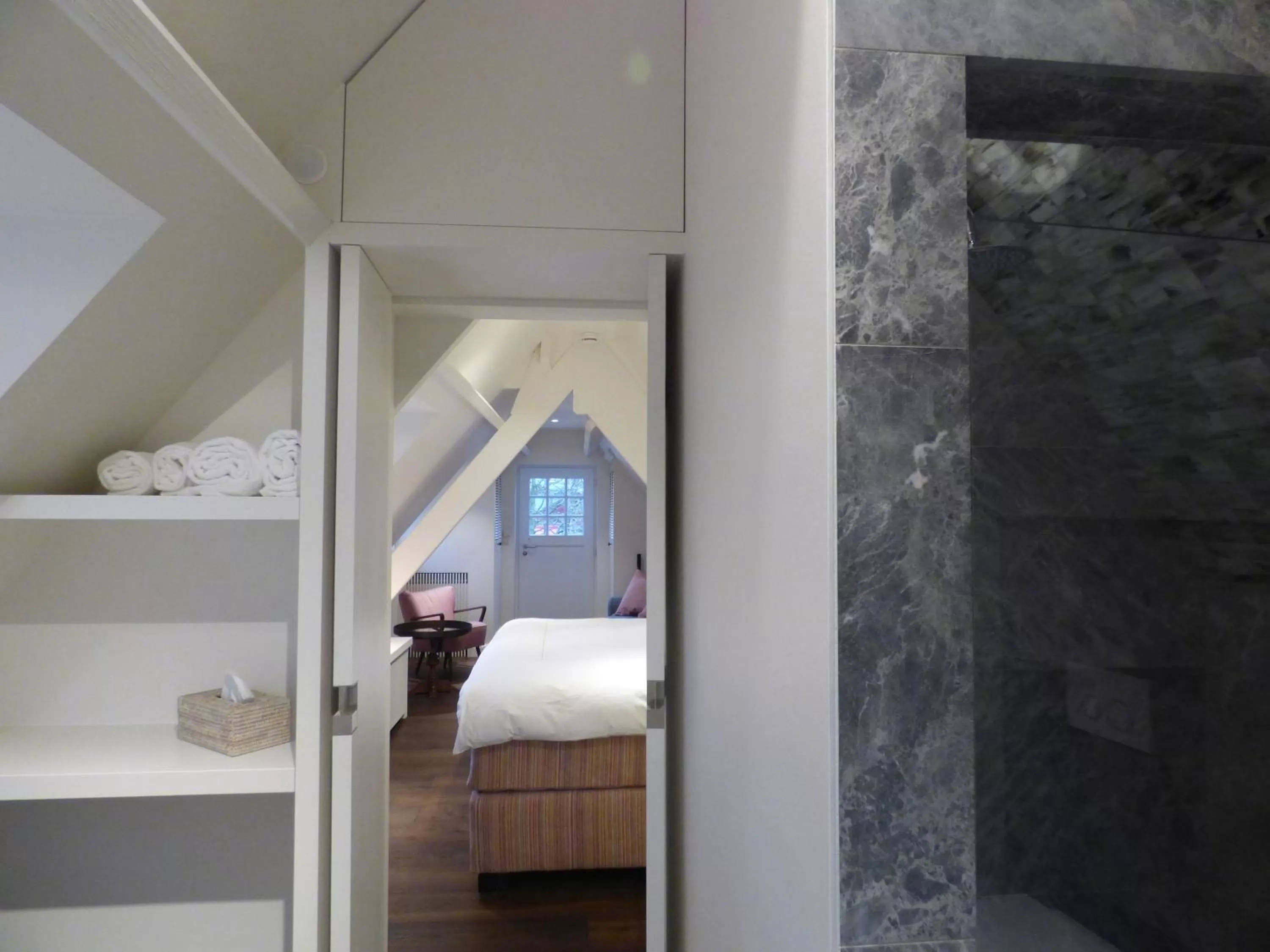 Shower, Bed in De Lindenhoeve Boutique Hotel