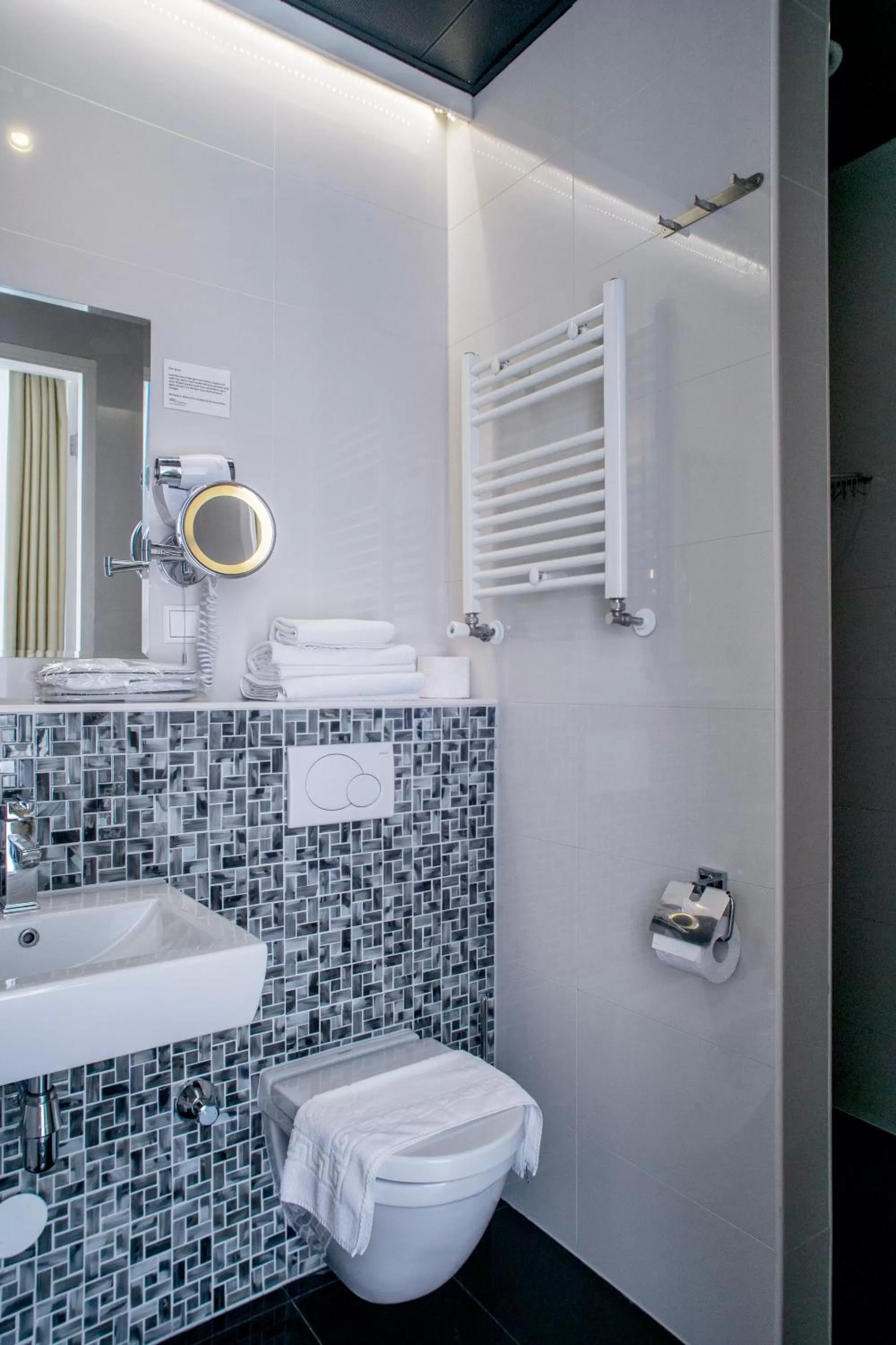 Bathroom in Hotel Larende