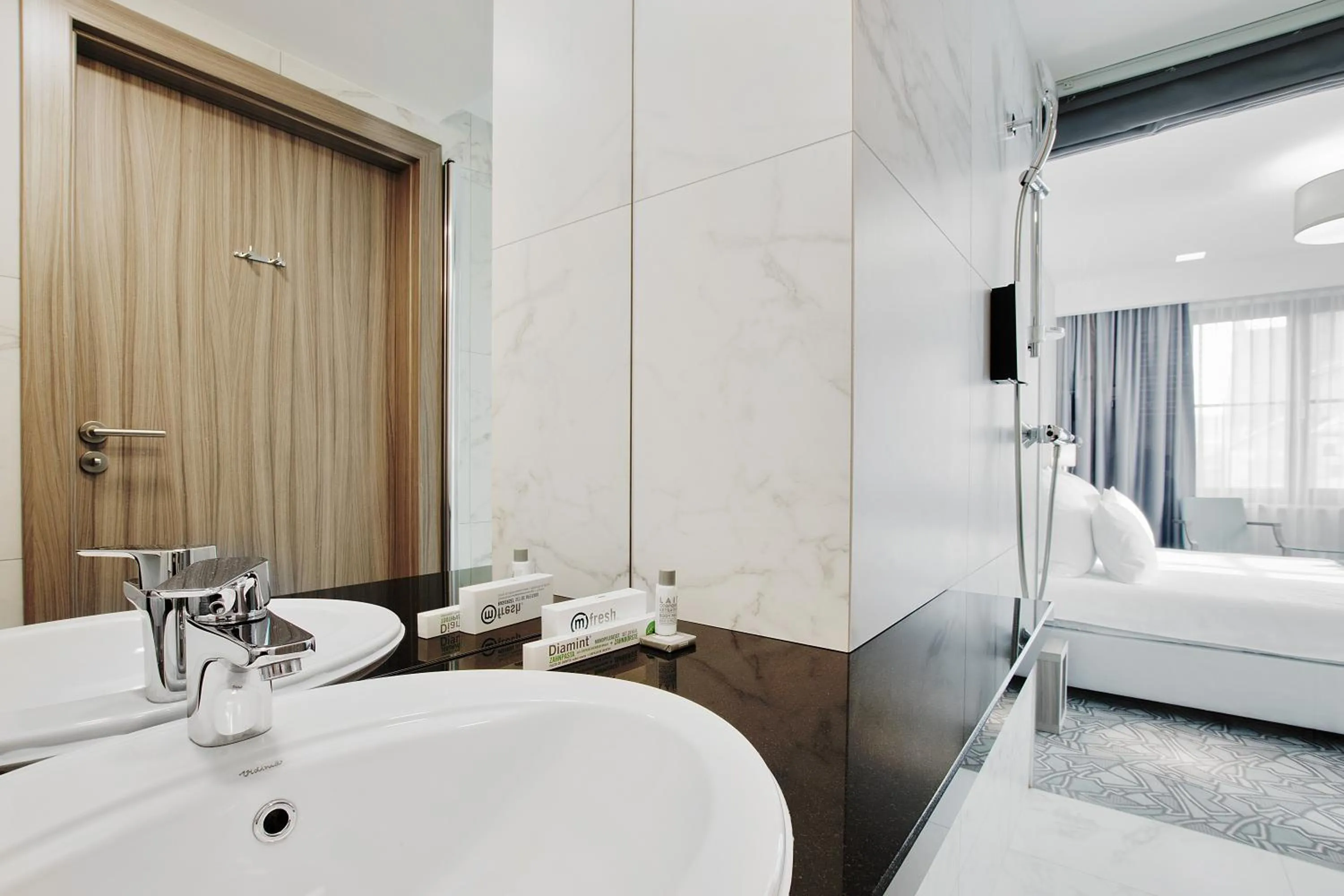 Shower, Bed in Golden Tulip Krakow Kazimierz