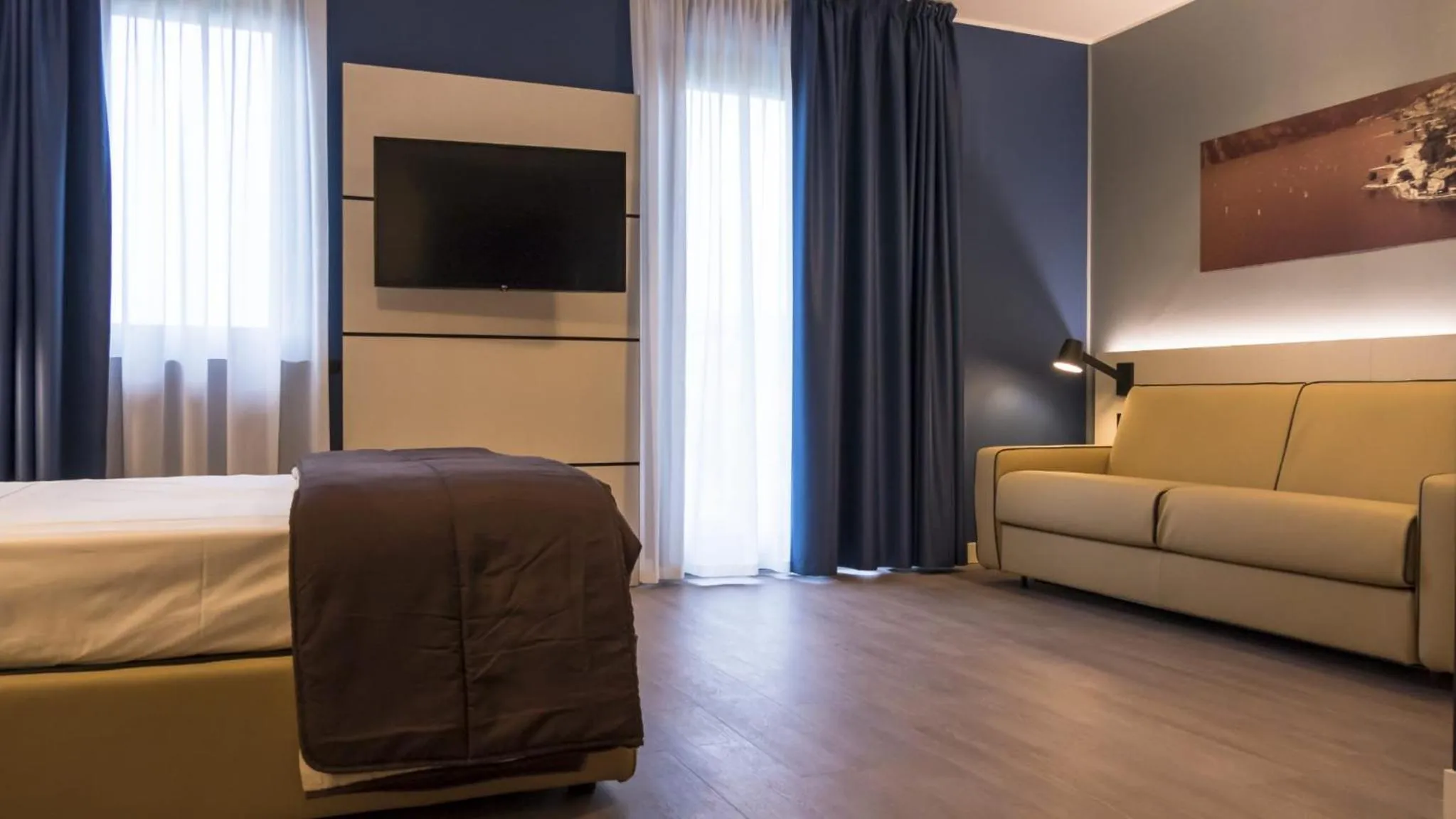 Communal lounge/ TV room, Bed in Hotel Puccini