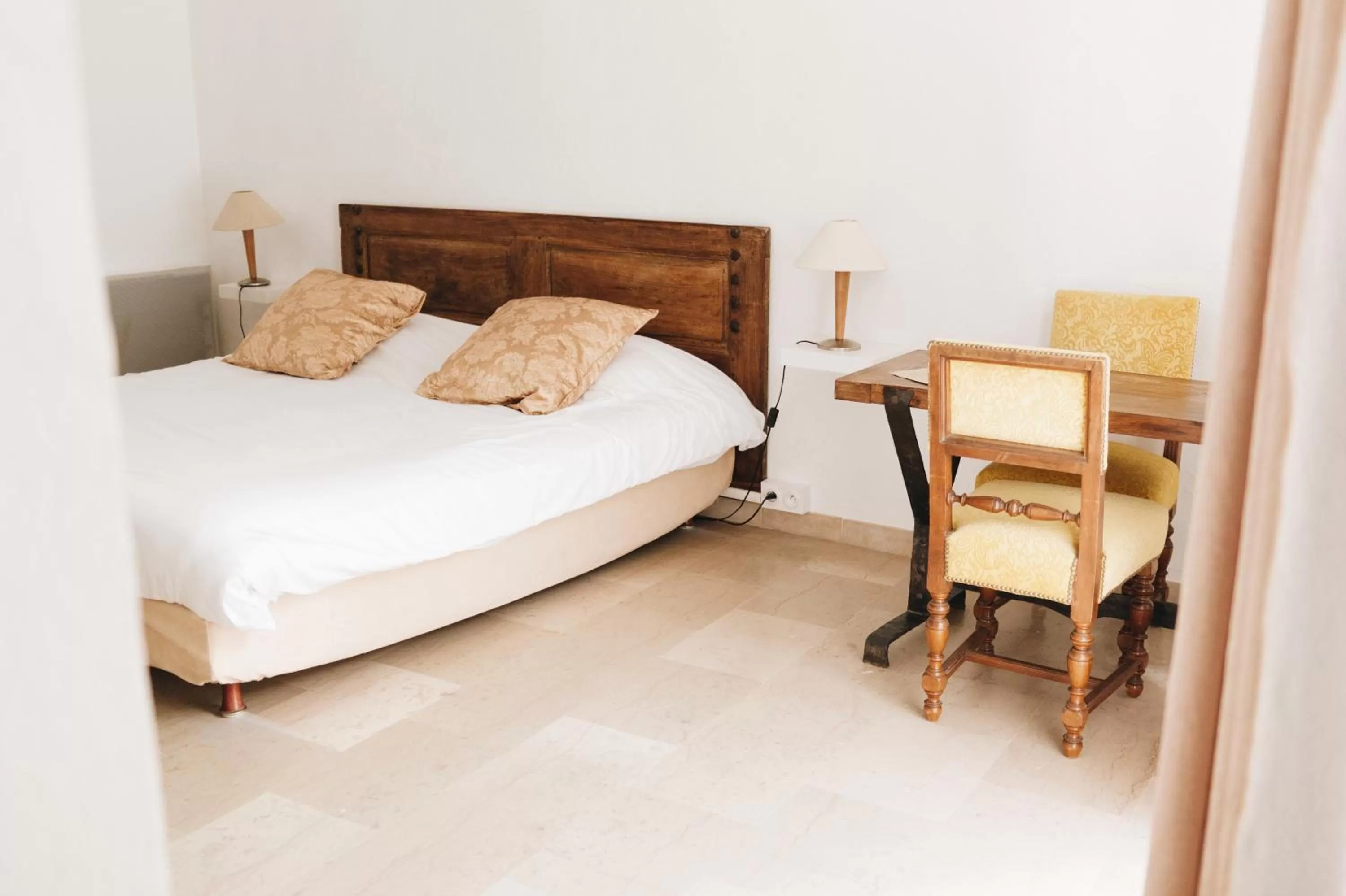 Bed in Hôtel la Fête en Provence