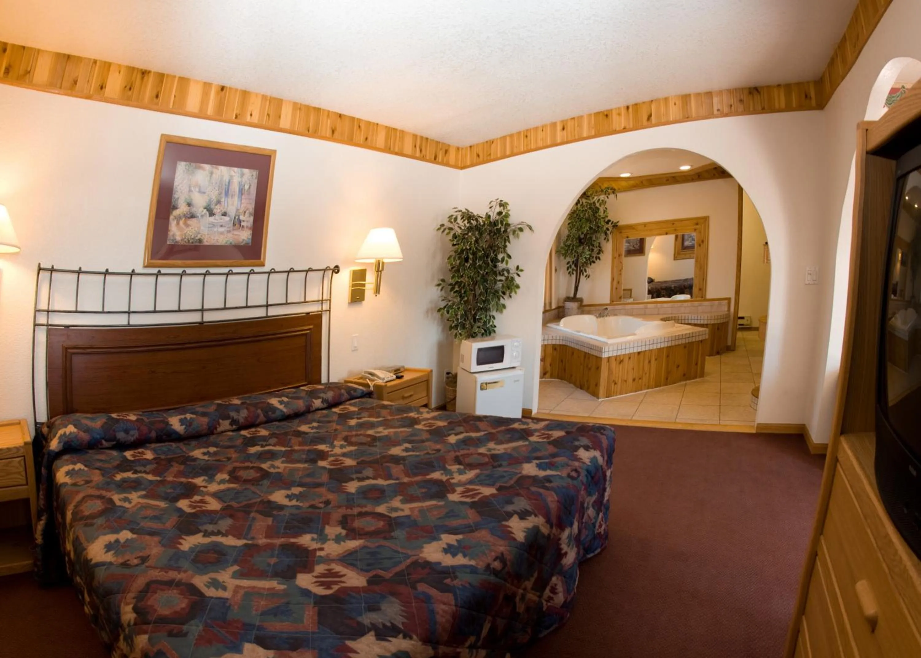Suite with Hot Tub in North Country Inn And Suites