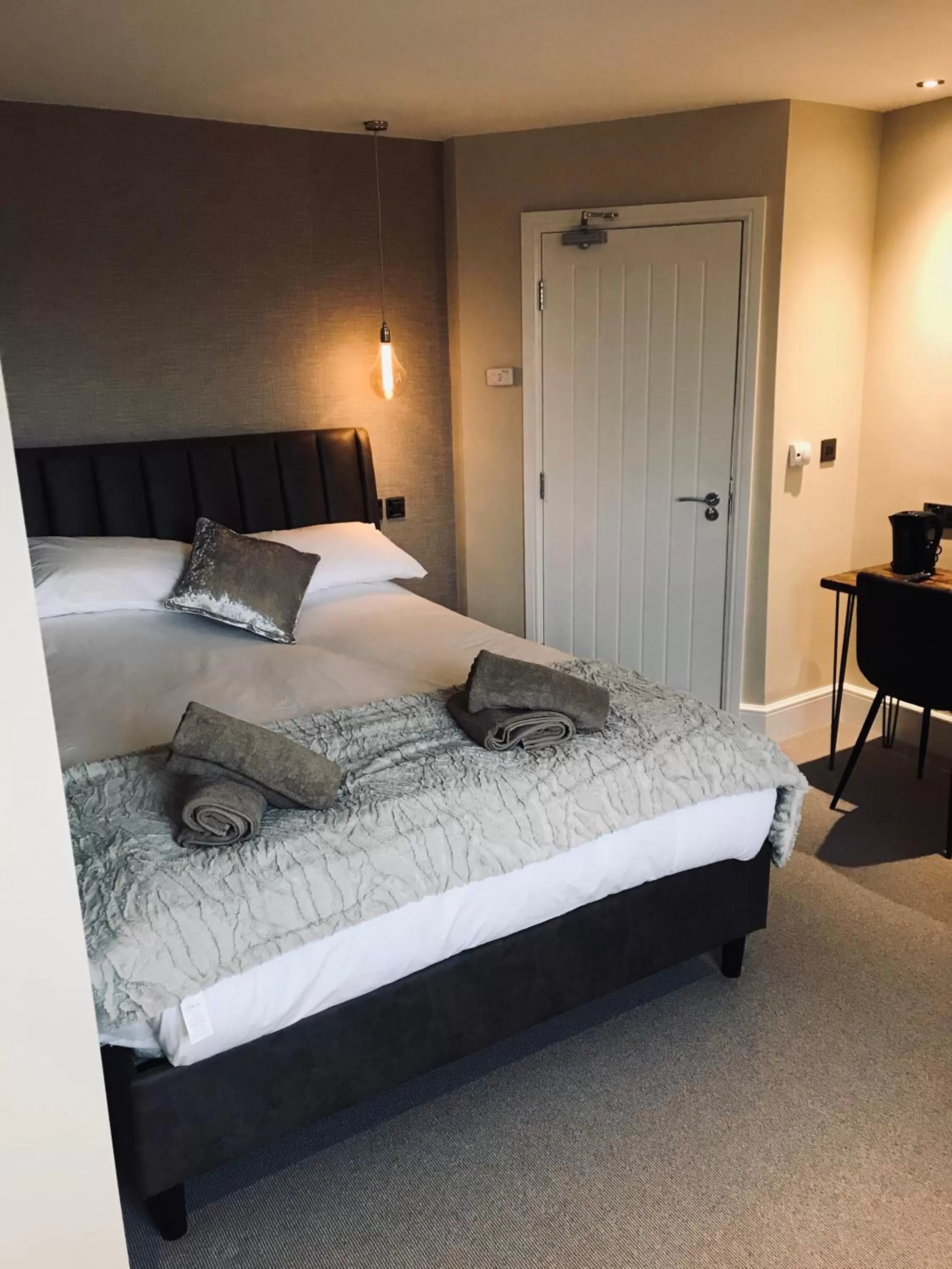 Bedroom, Bed in The Station Restaurant & Bar