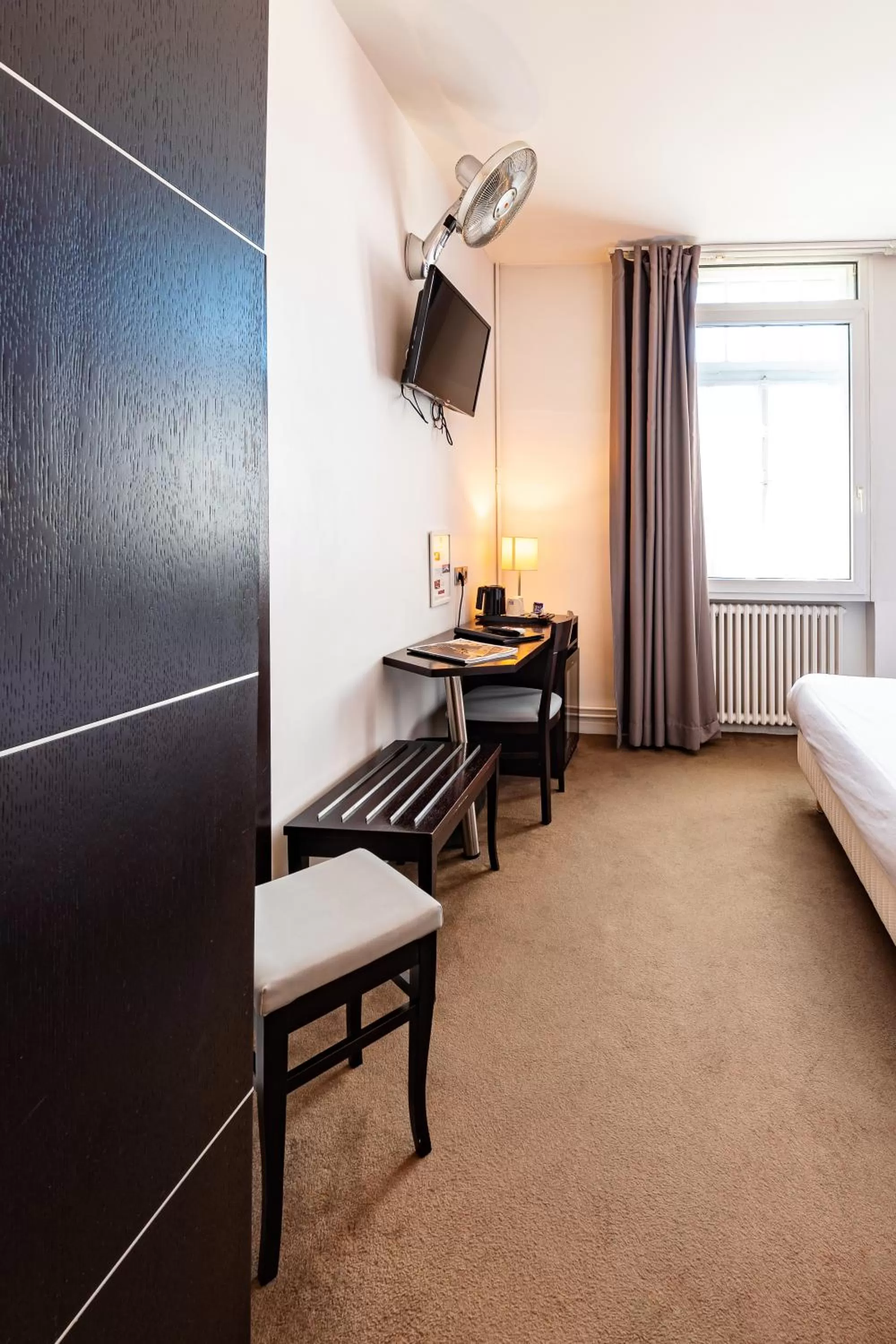 Bed in Hôtel Le Mondon Metz