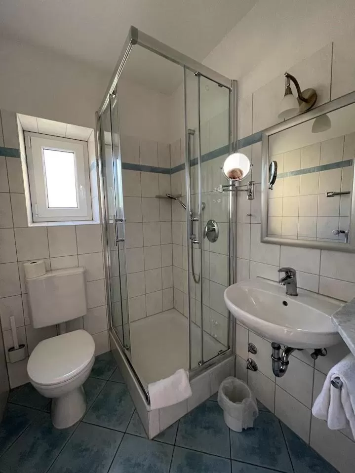 Bathroom in zum Schwanen Garni