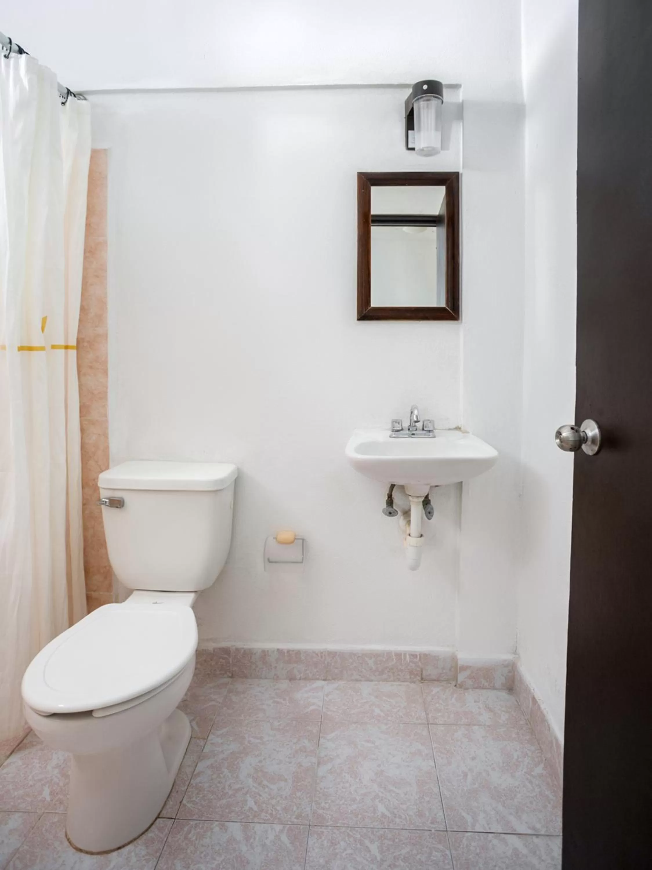 Bathroom in OYO Hotel Cristal,Museum of Mayan culture,Chetumal