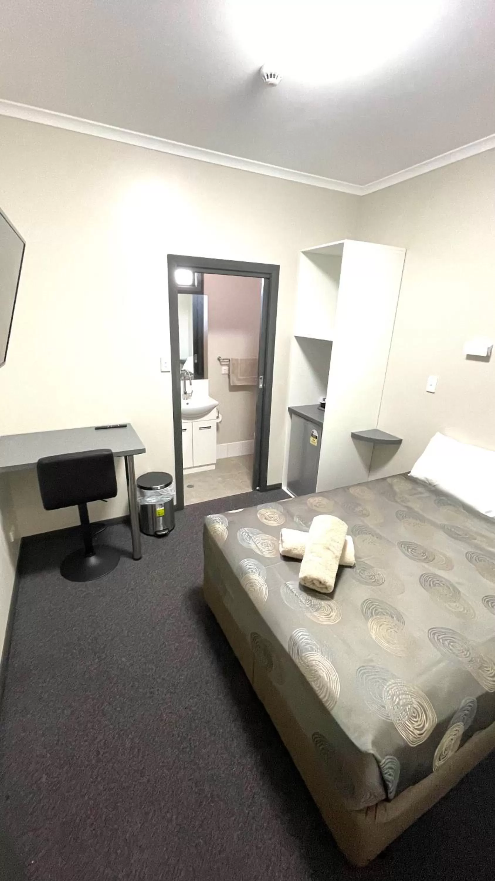 Bed in Broken Hill Tourist Lodge