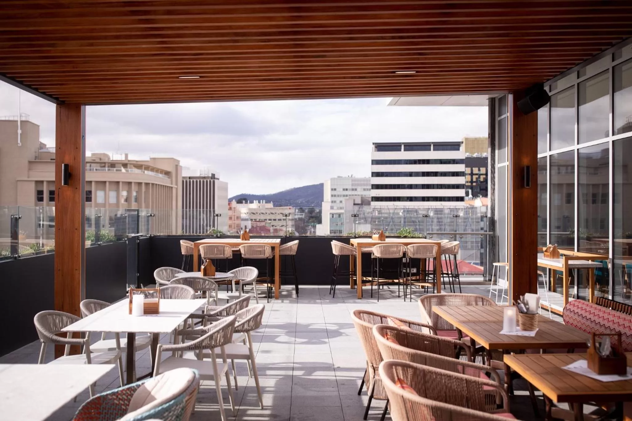 Lounge or bar in Crowne Plaza Hobart by IHG