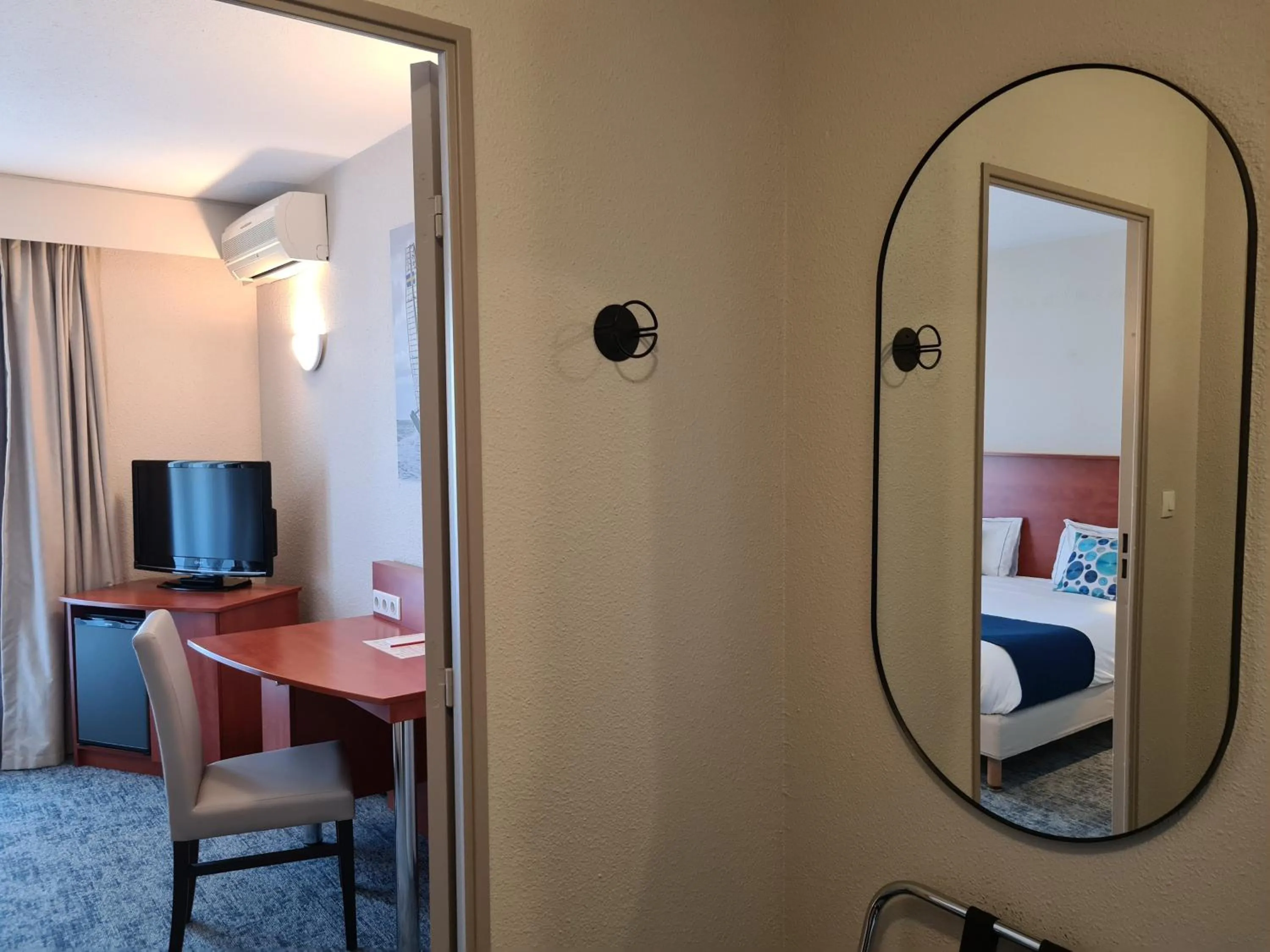 Seating area, Bed in The Originals Boutique, Hôtel Admiral's, Les Sables-d'Olonne