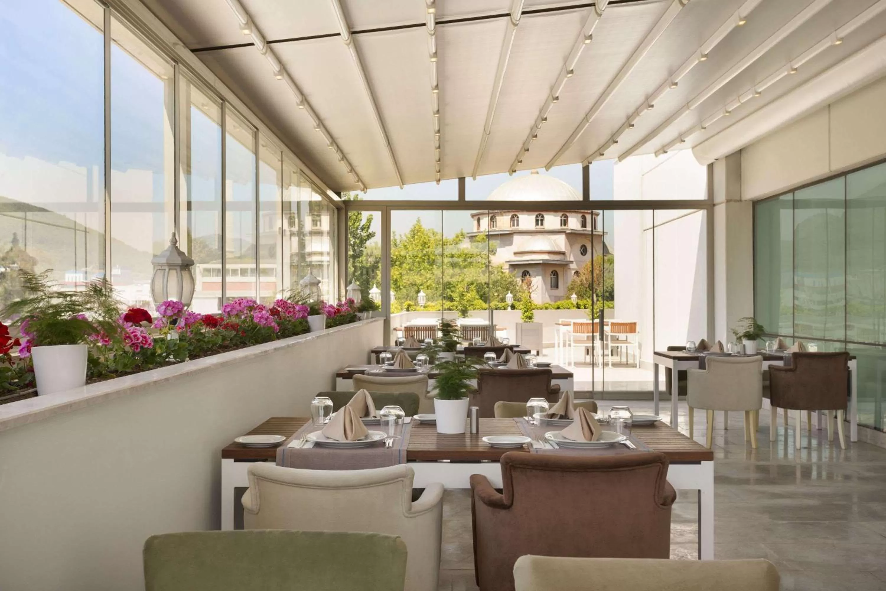 Restaurant/places to eat in Ramada Hotel & Suites by Wyndham Izmir Kemalpasa