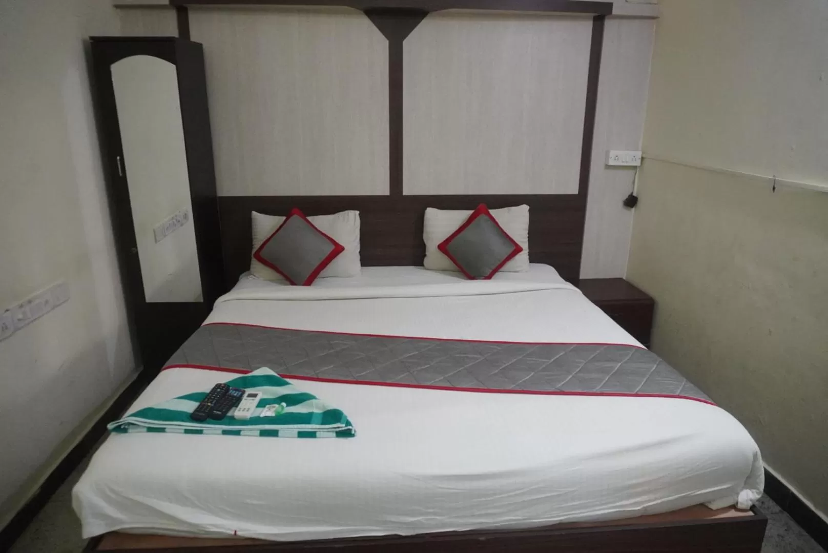 Bedroom, Bed in The Dolphin Park Hotel, Virugambakkam