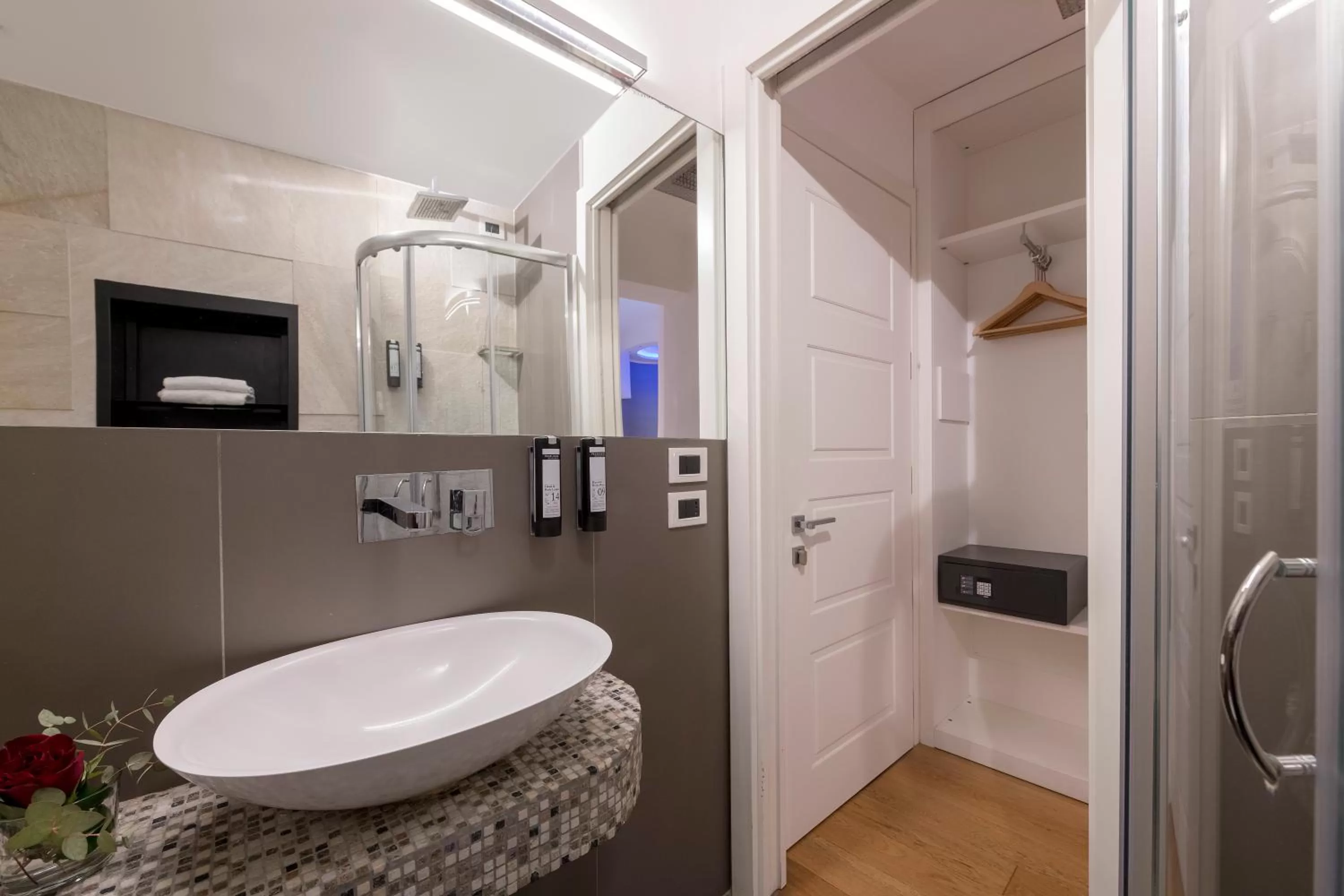 Shower in Argentina Residenza Style Hotel