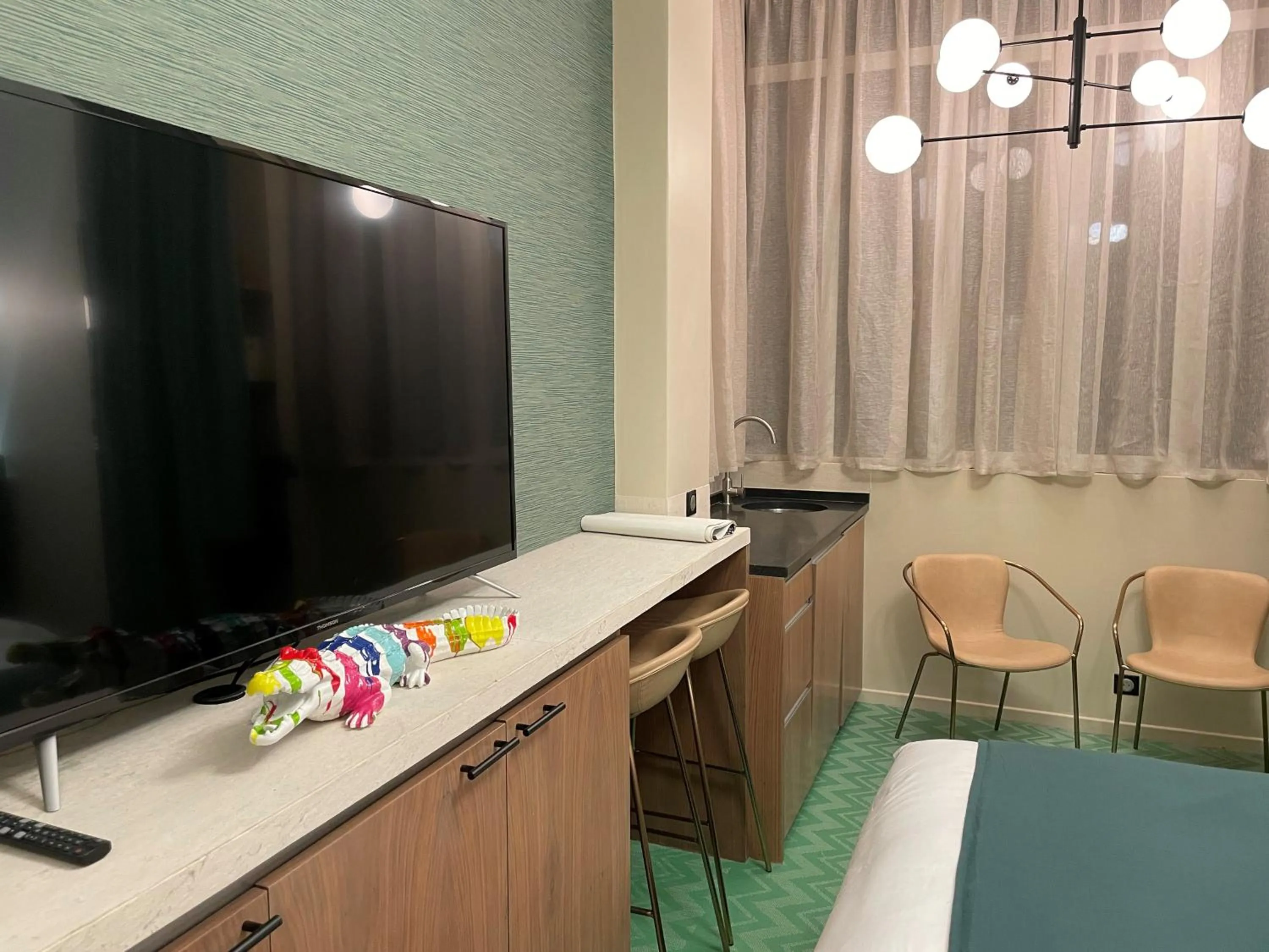 TV and multimedia in Hotel 33 Marbeuf