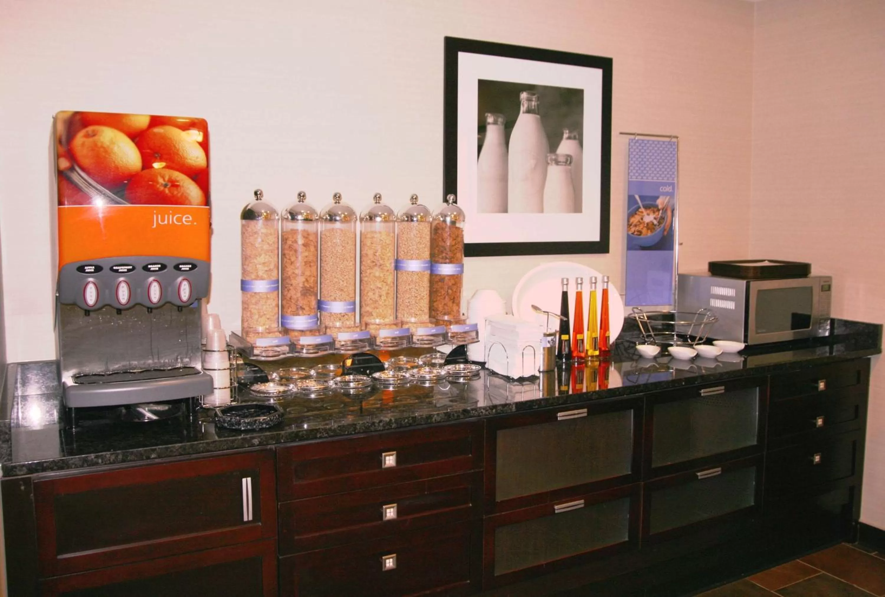 Dining area in Hampton Inn & Suites Detroit-Canton