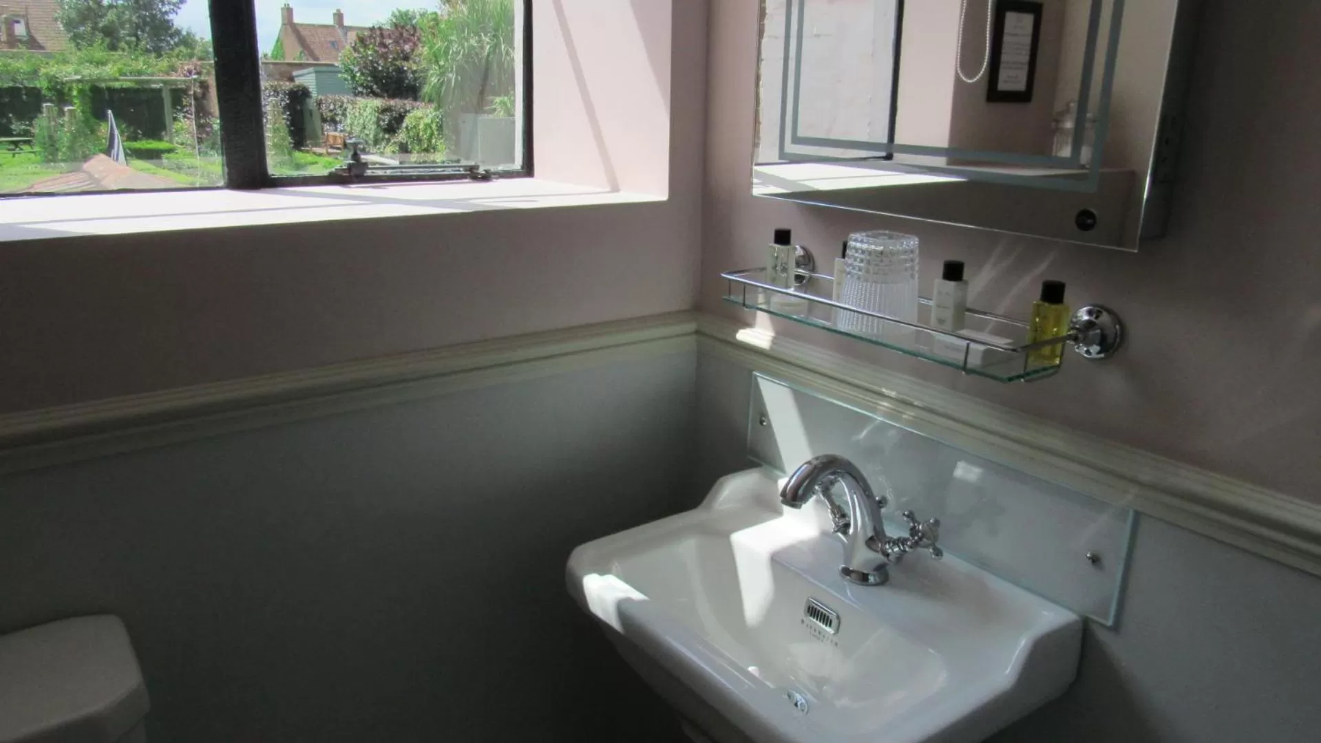 Shower in The Old Vicarage Hotel & Restaurant