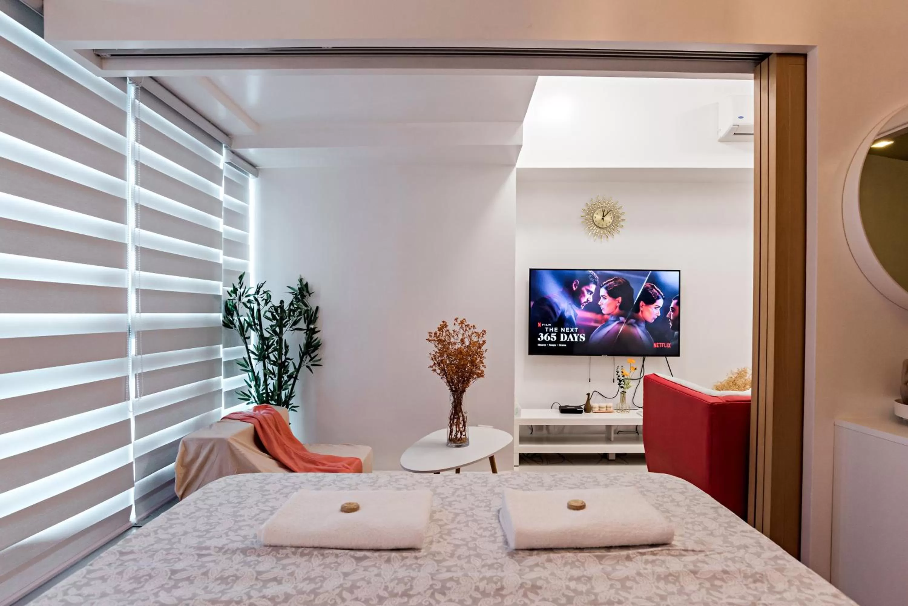 Communal lounge/ TV room in 1BR Suite in Uptown BGC