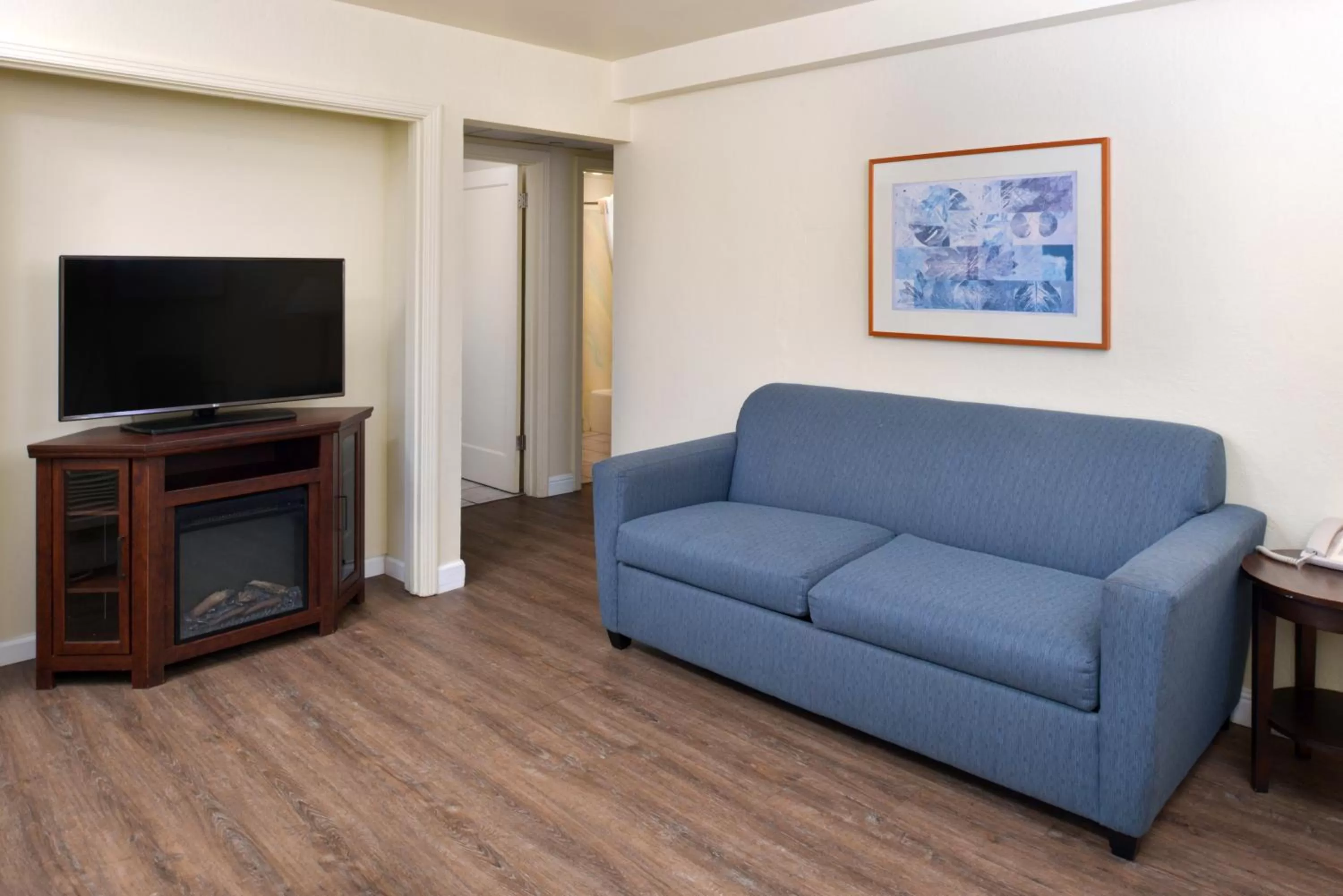 Communal lounge/ TV room in Edgewater Inn and Suites