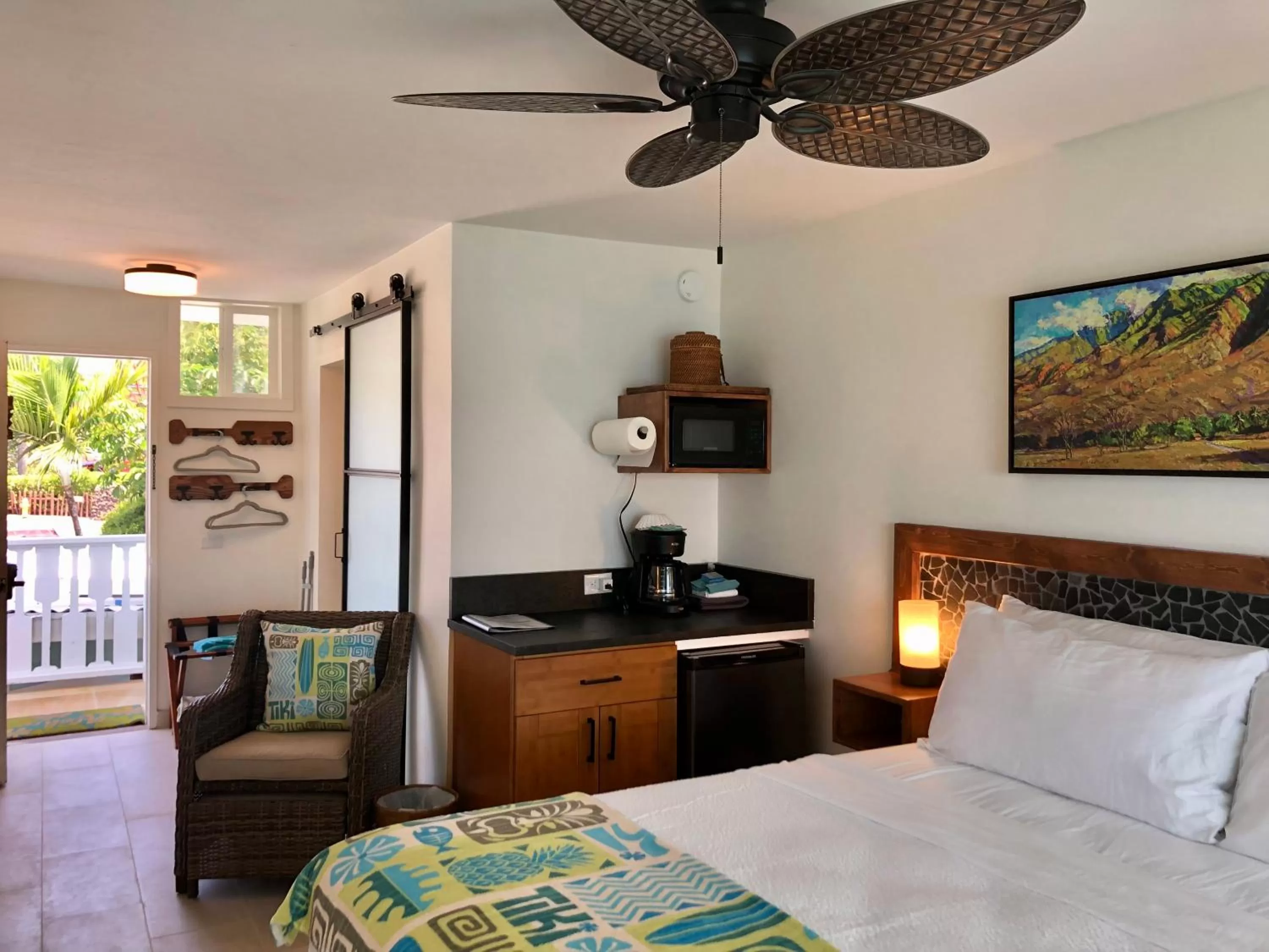 Kitchen or kitchenette, Bed in Kona Tiki Hotel - No Resort Fees