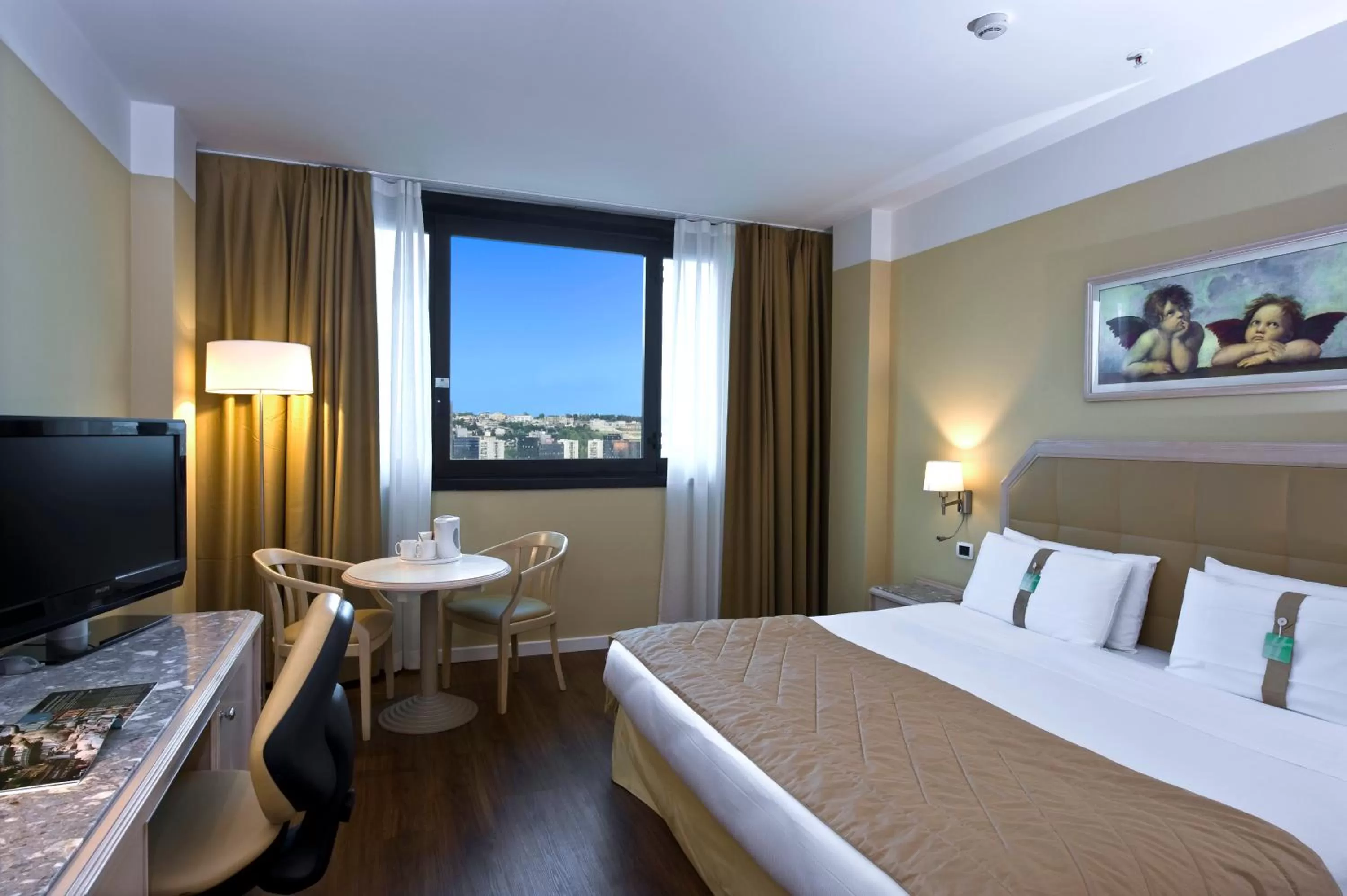 TV and multimedia, Bed in Holiday Inn Naples by IHG