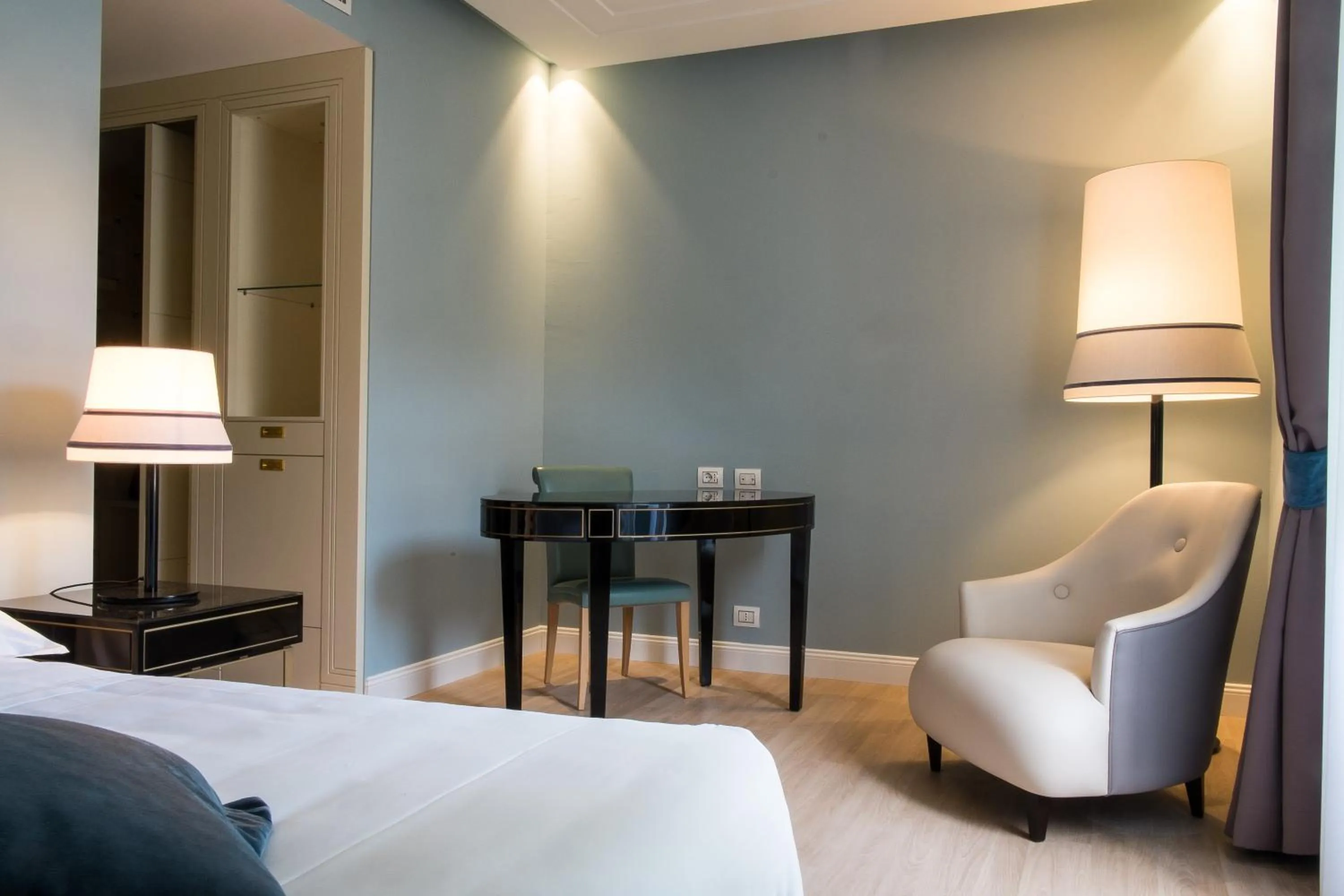 Seating area, Bed in Turin Palace Hotel