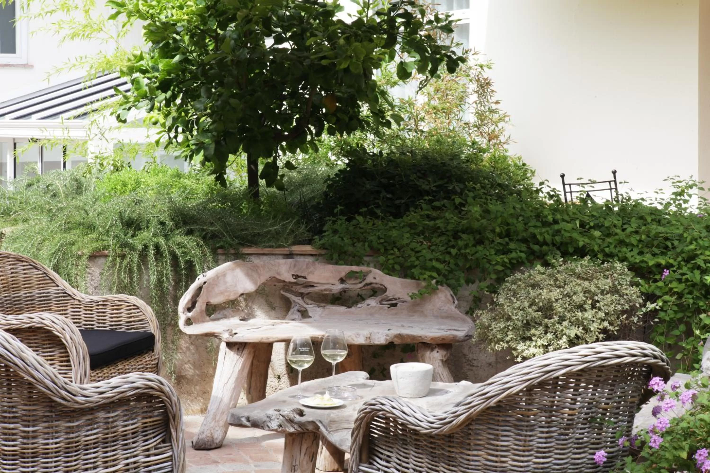 Patio in Best Western Premier Le Patio des Artistes Wellness Jacuzzi