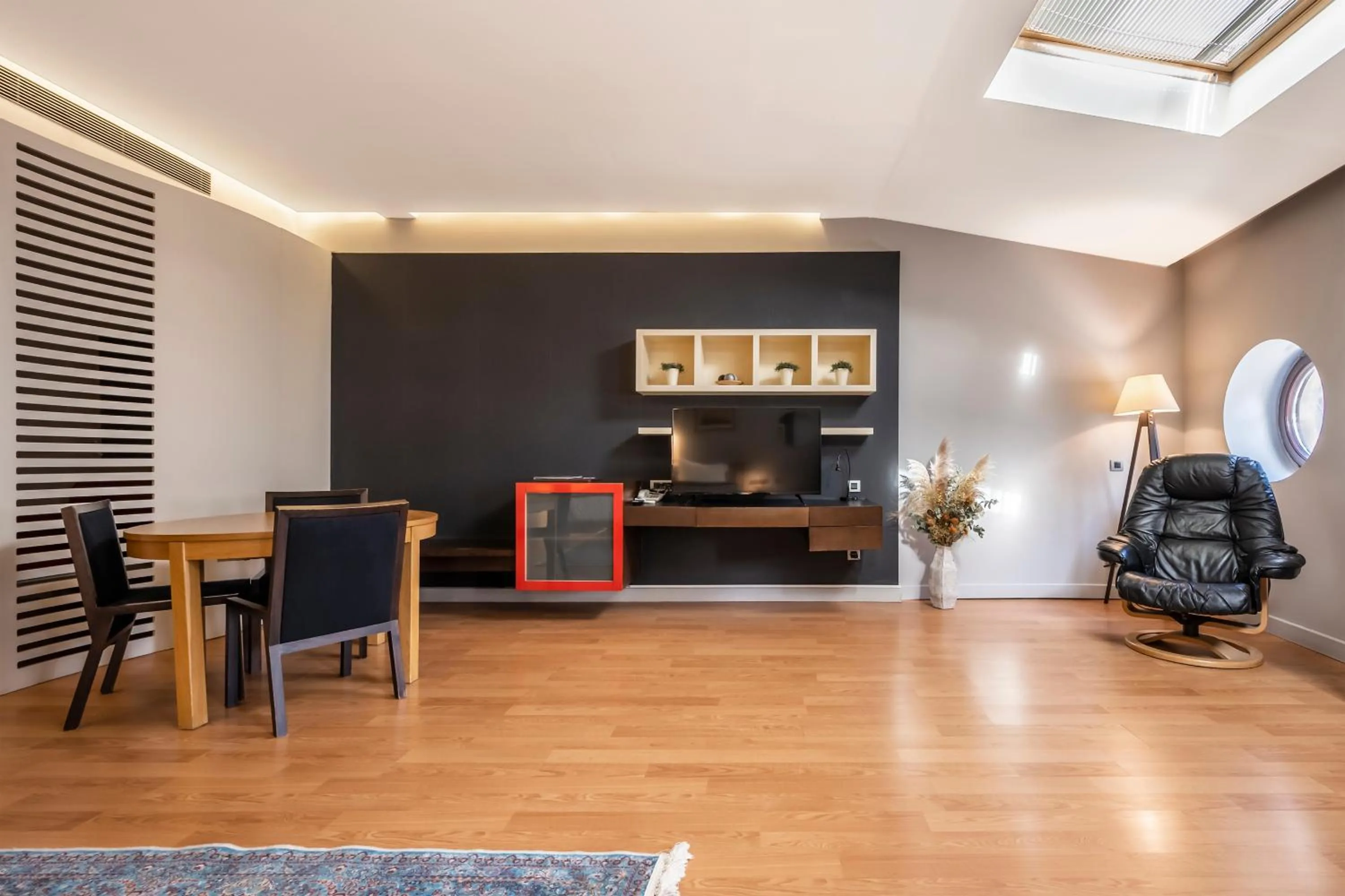 TV and multimedia in Ansen Hotel and Suites