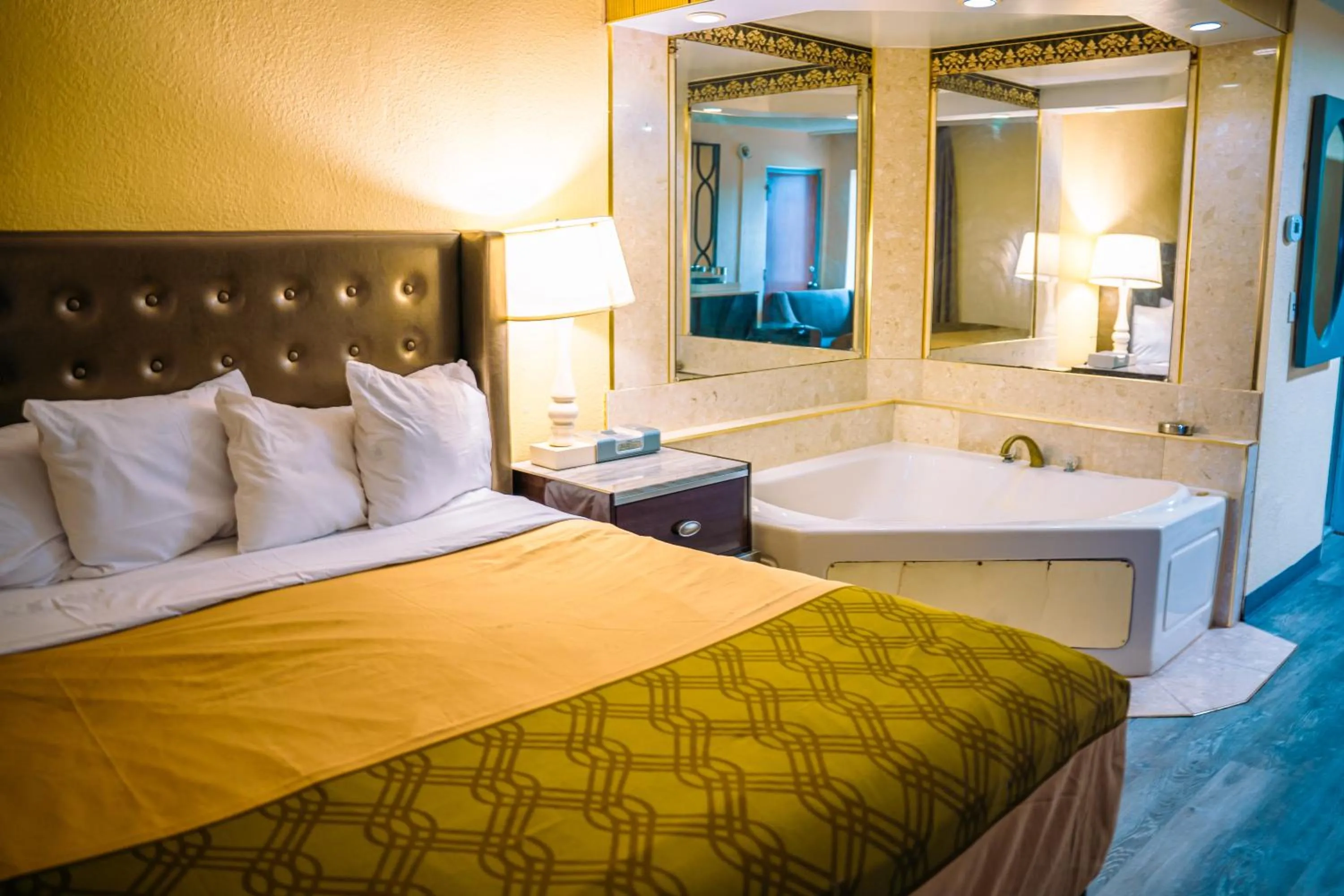 Hot Tub, Bed in Inn at York