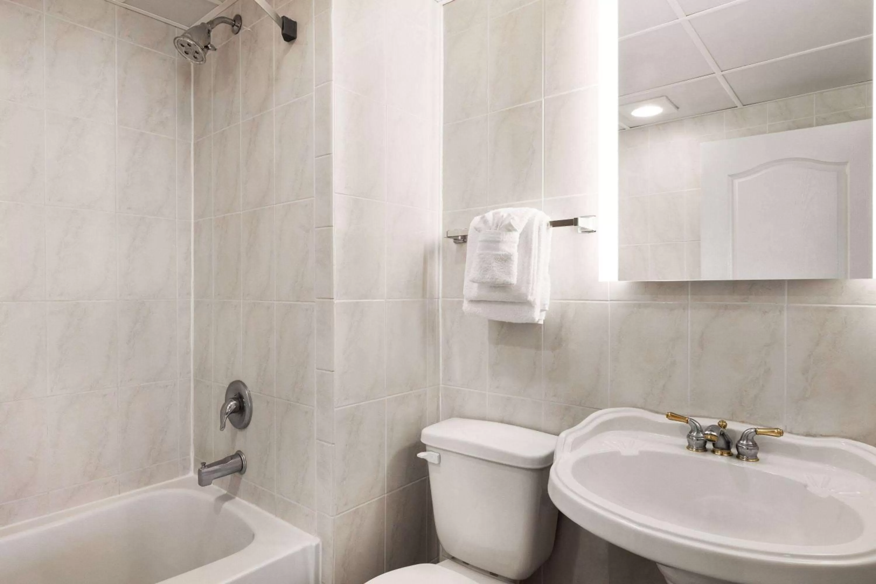 TV and multimedia in Days Inn by Wyndham Ocean City Oceanfront