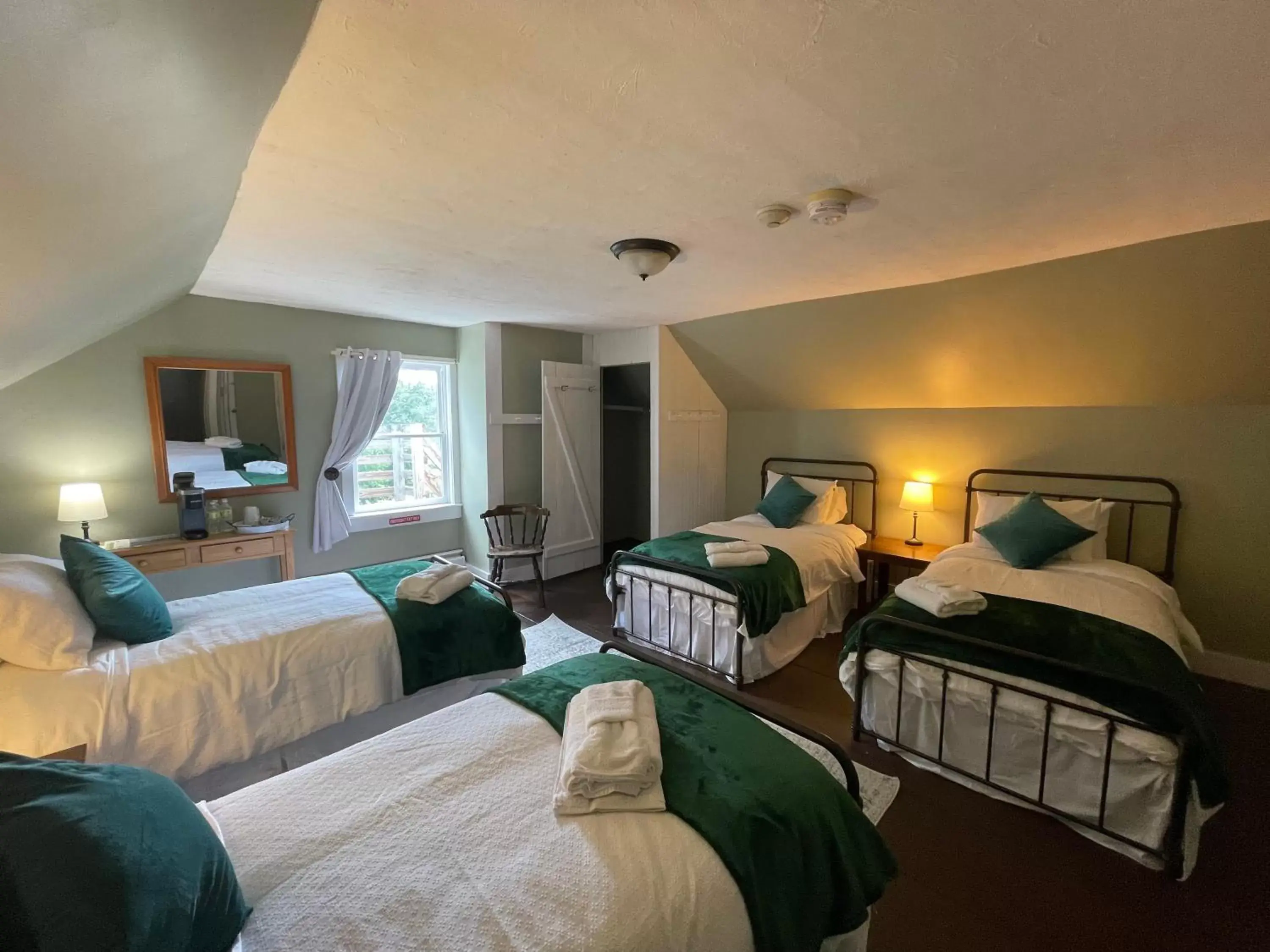 Deluxe Quadruple Room in Stone Hearth Inn and Eatery Deluxe Quadruple Room in Stone Hearth Inn and Eatery