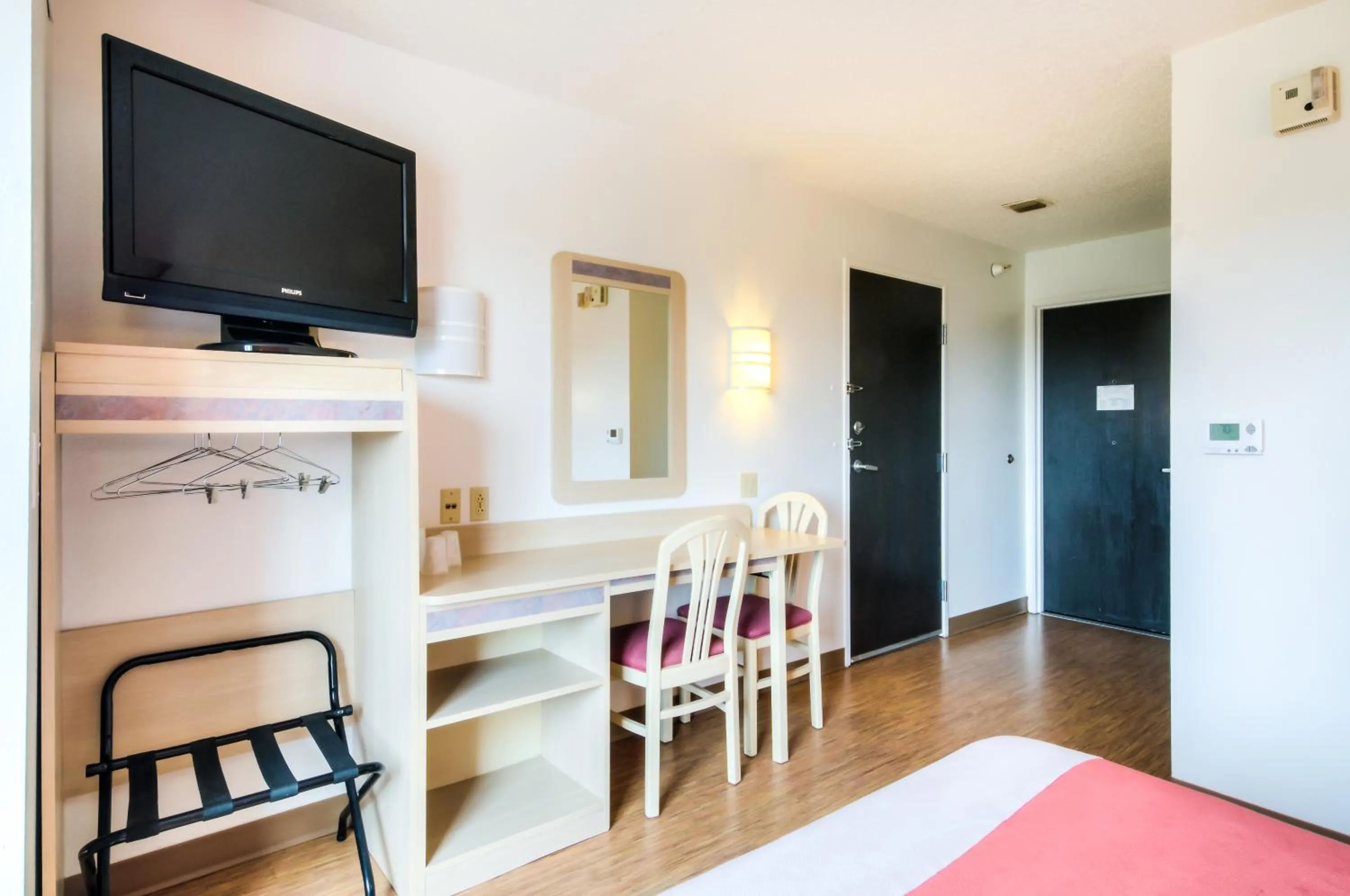 Seating area, Bed in Motel 6-Joliet, IL - Chicago - I-55