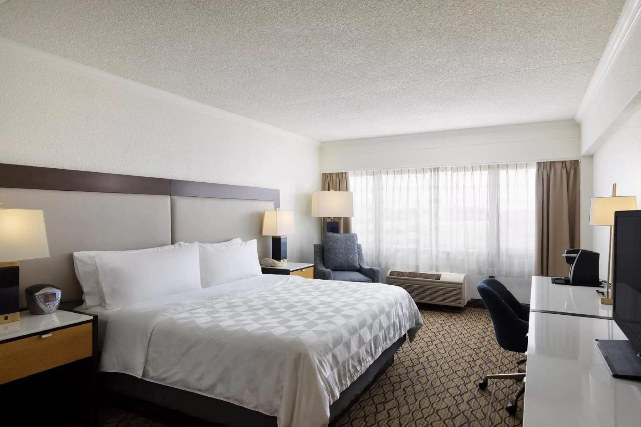 Photo of the whole room, Bed in Holiday Inn Clark - Newark by IHG