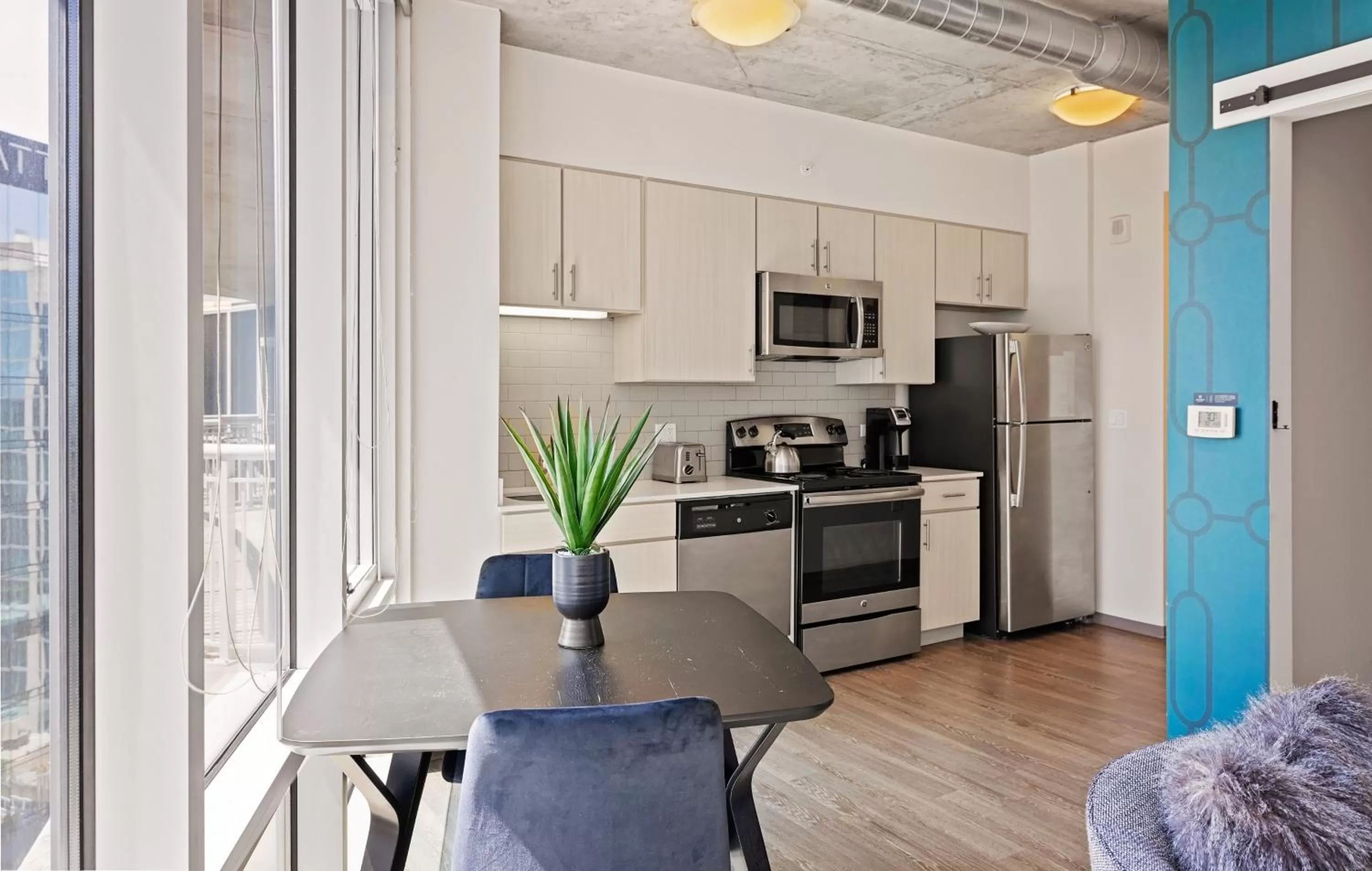 Kitchen or kitchenette in Placemakr Premier SoBro