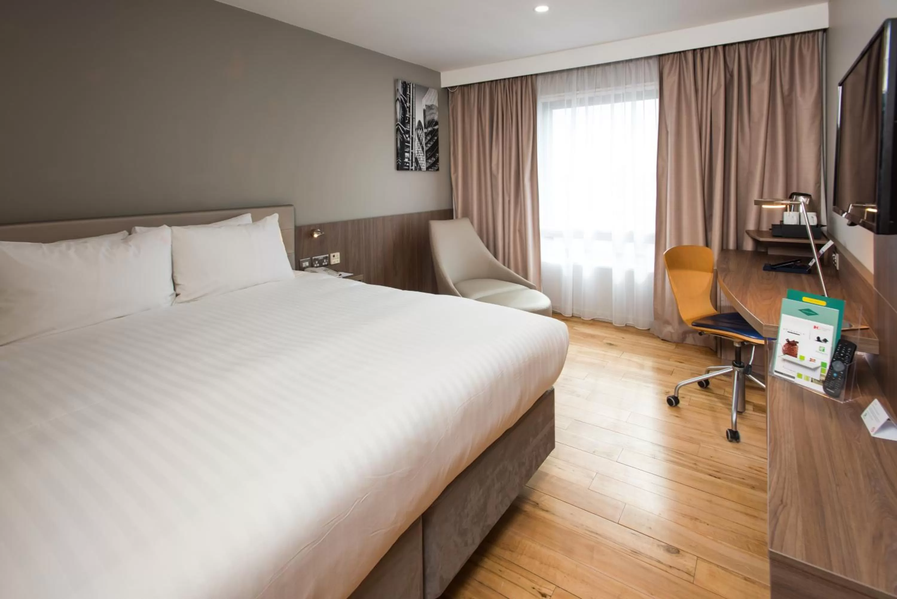 Photo of the whole room, Bed in Holiday Inn London West by IHG