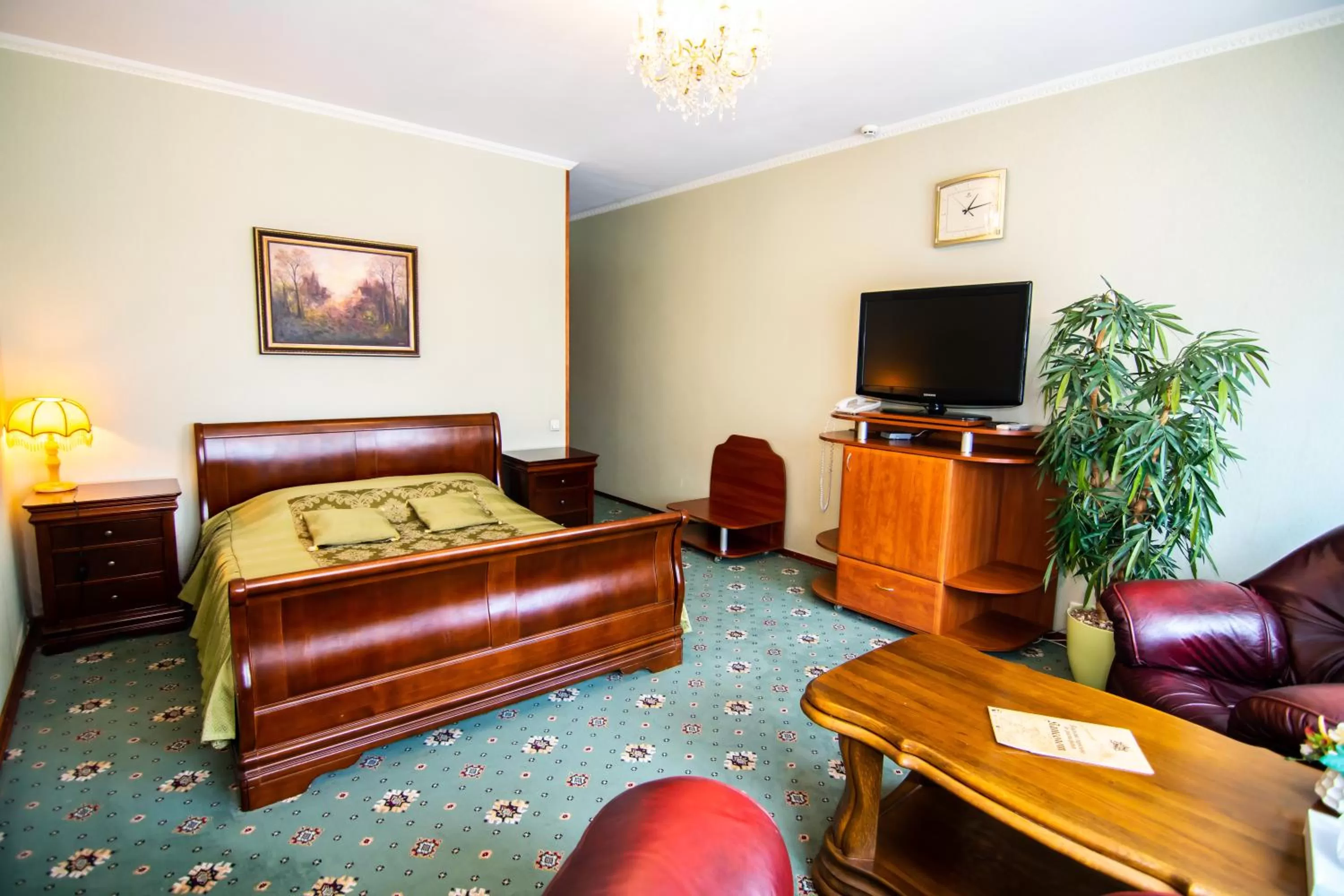 Photo of the whole room, TV/Entertainment Center in Kamelot