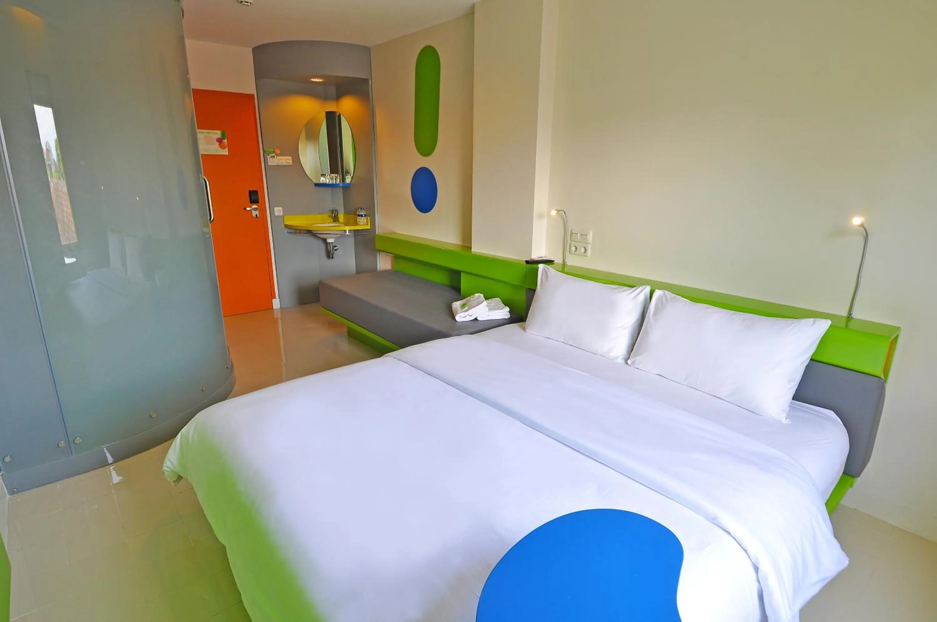 Photo of the whole room, Bed in POP! Hotel Tanjung Karang