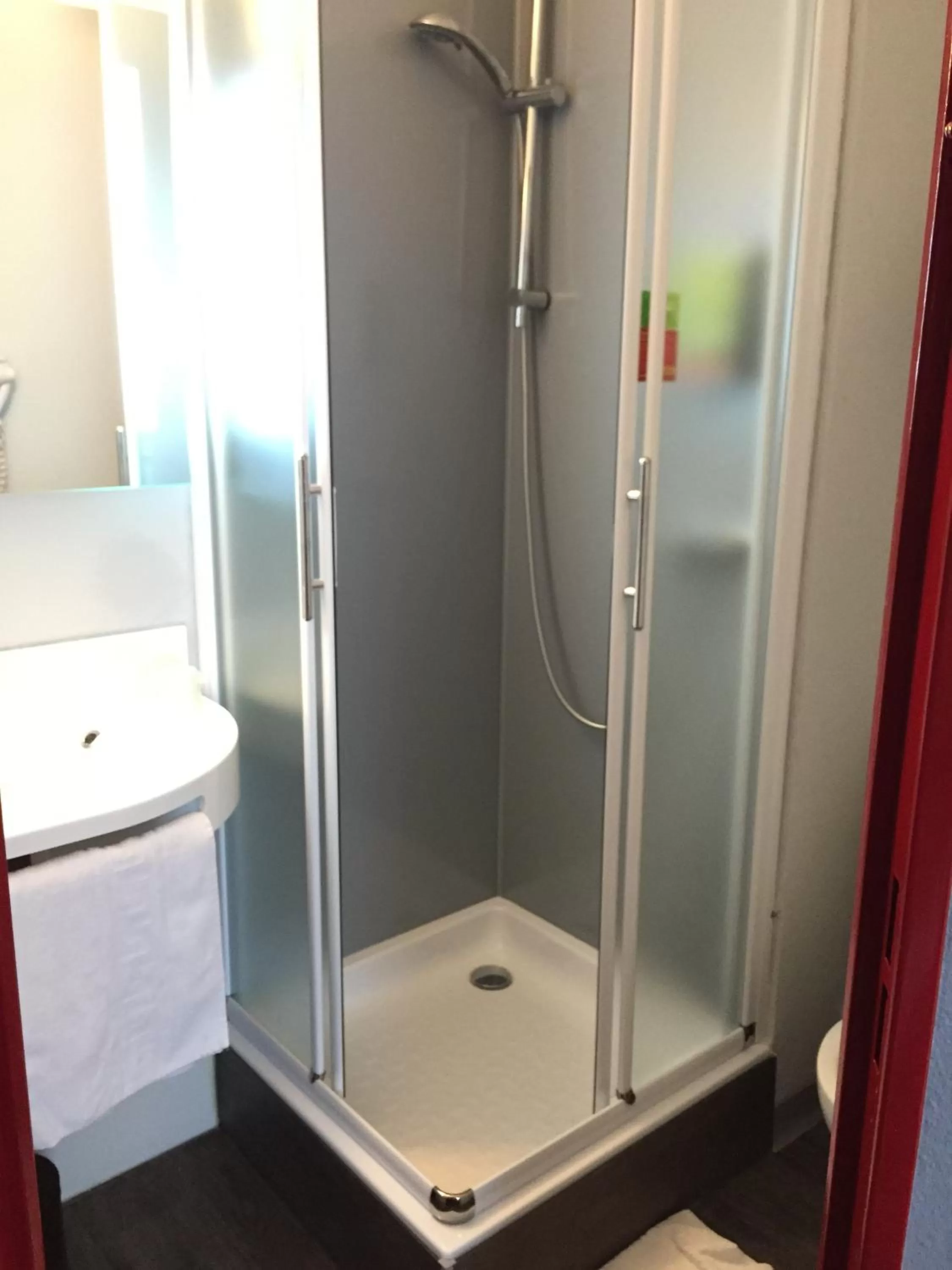 Bathroom in initial by balladins Amiens / Longueau